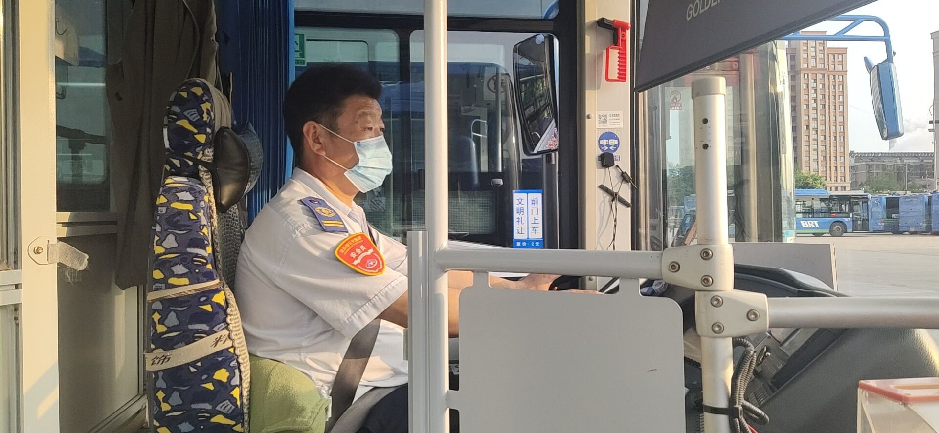 公交事業(yè)一部7路駕駛員趙海軍拾金不昧受表揚(yáng)