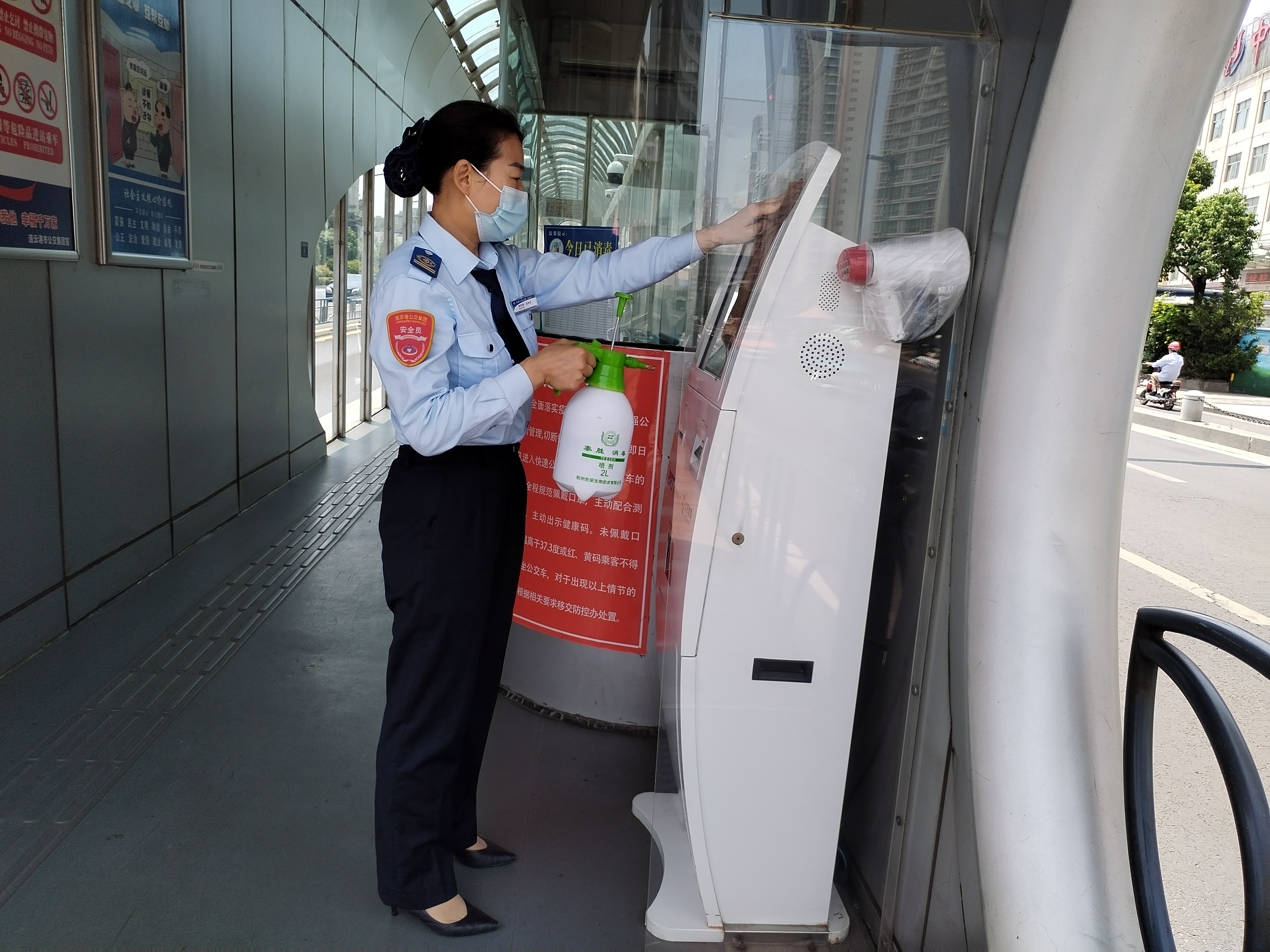 快速公交事業(yè)部站務(wù)員陳新梅拾金不昧獲乘客表揚(yáng)