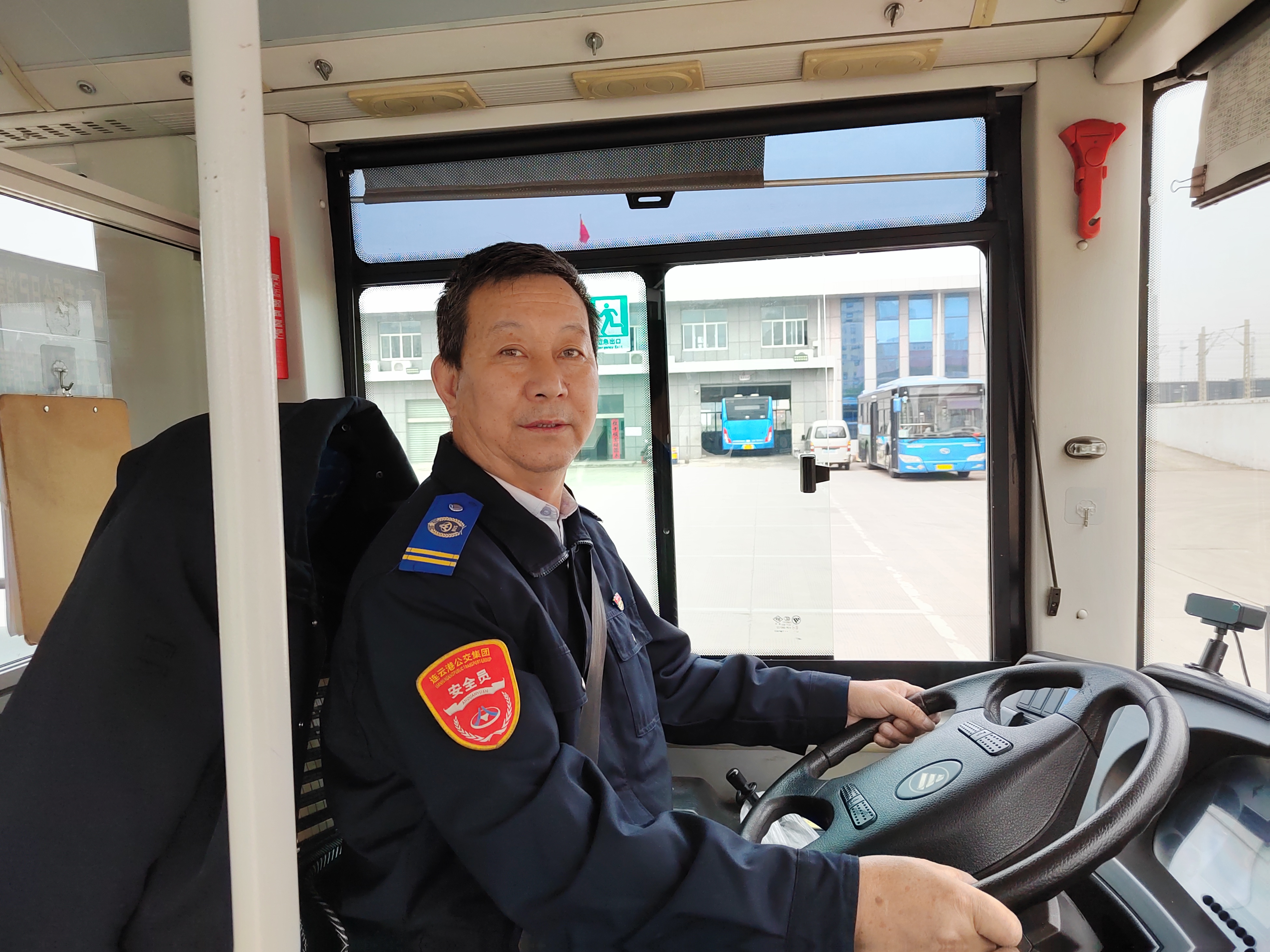 公交集團公交事業二部游3路駕駛員楊汝江及時歸還乘客丟失的手機