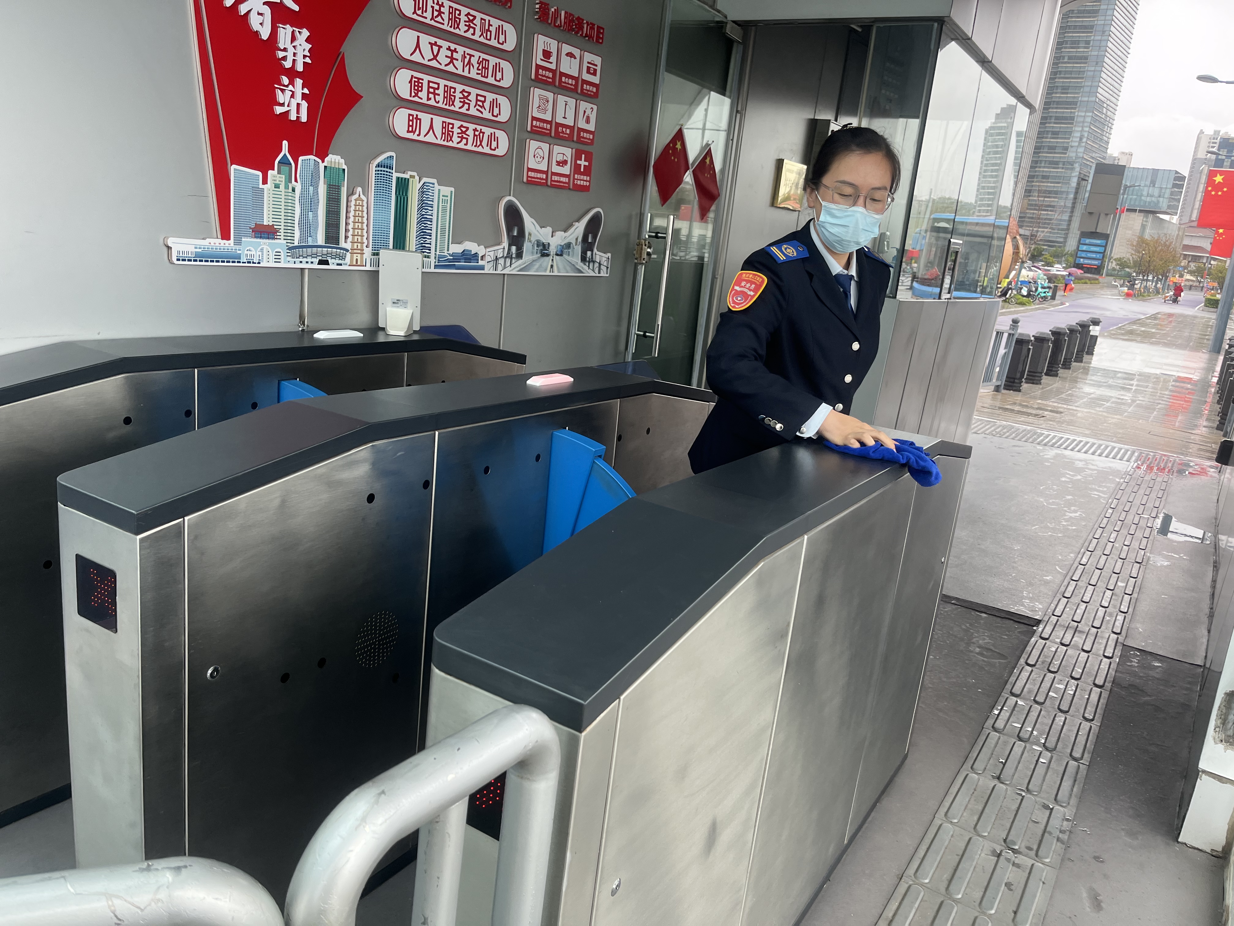 站務員江黛拾金不昧獲點贊