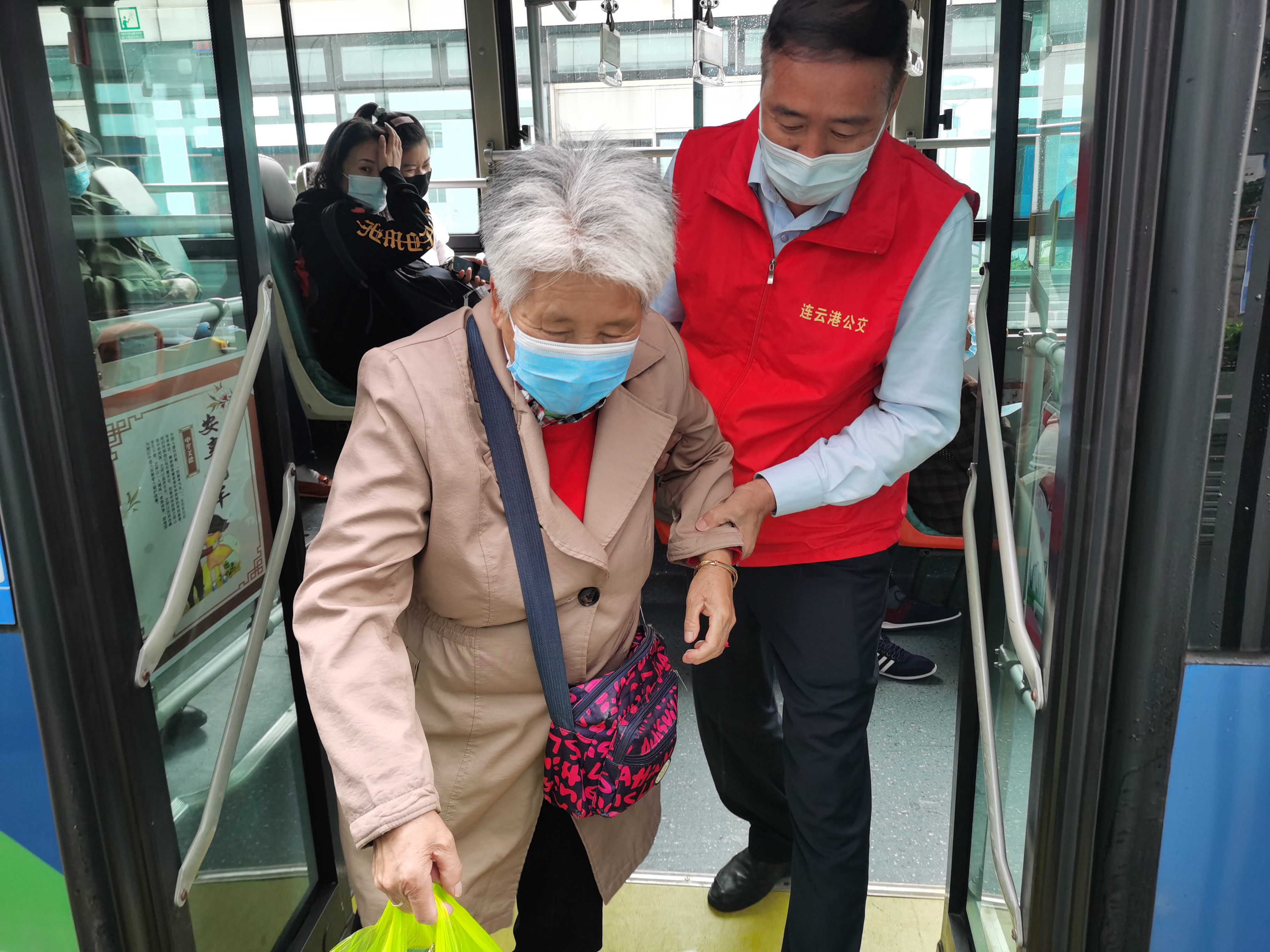 暖意重陽 愛在公交 B3“敬老文明線”開展敬老、愛老主題活動