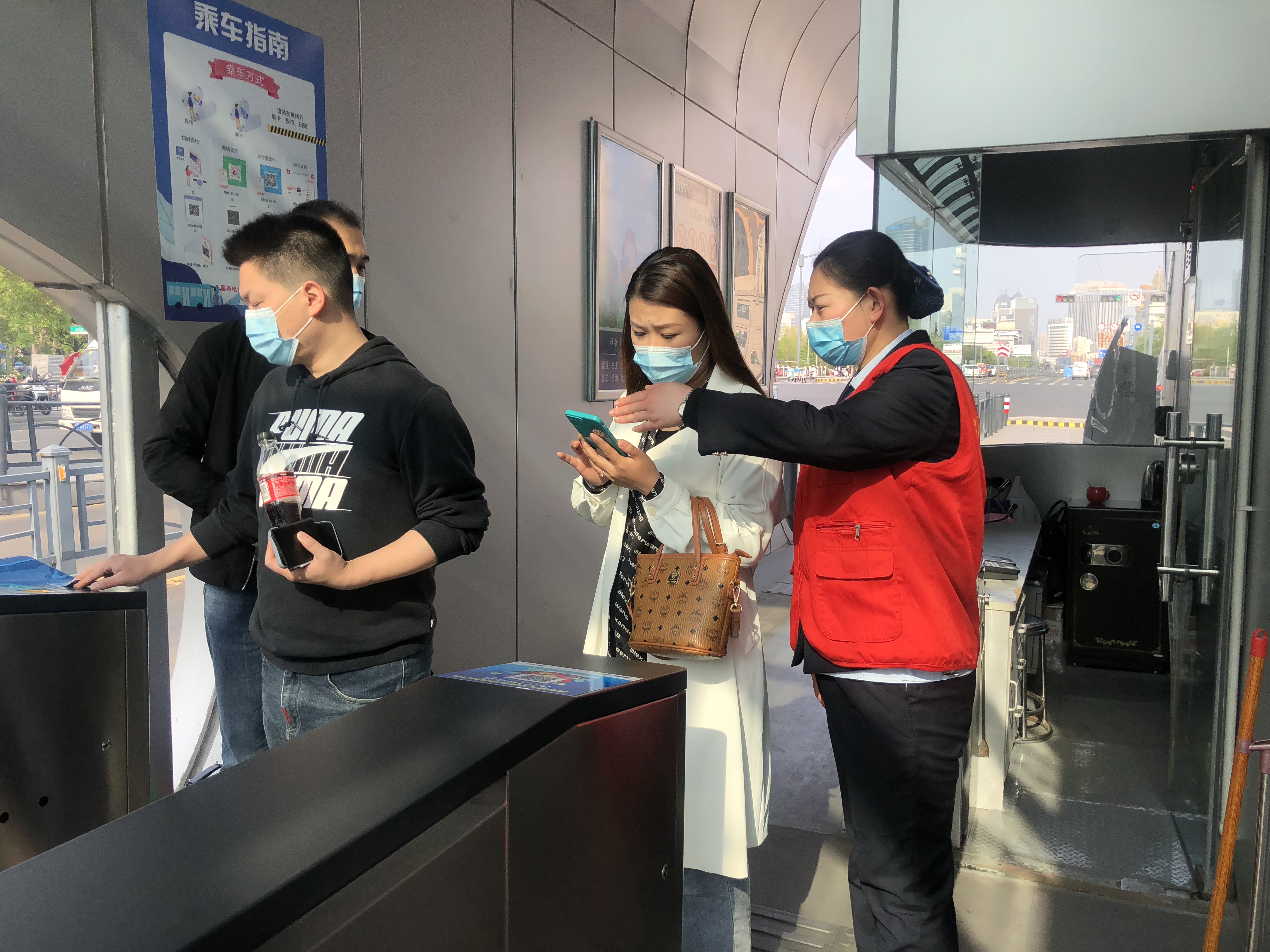 快速公交事業部站務員張議丹、曹興鑫幫助乘客找回丟失校服獲感謝