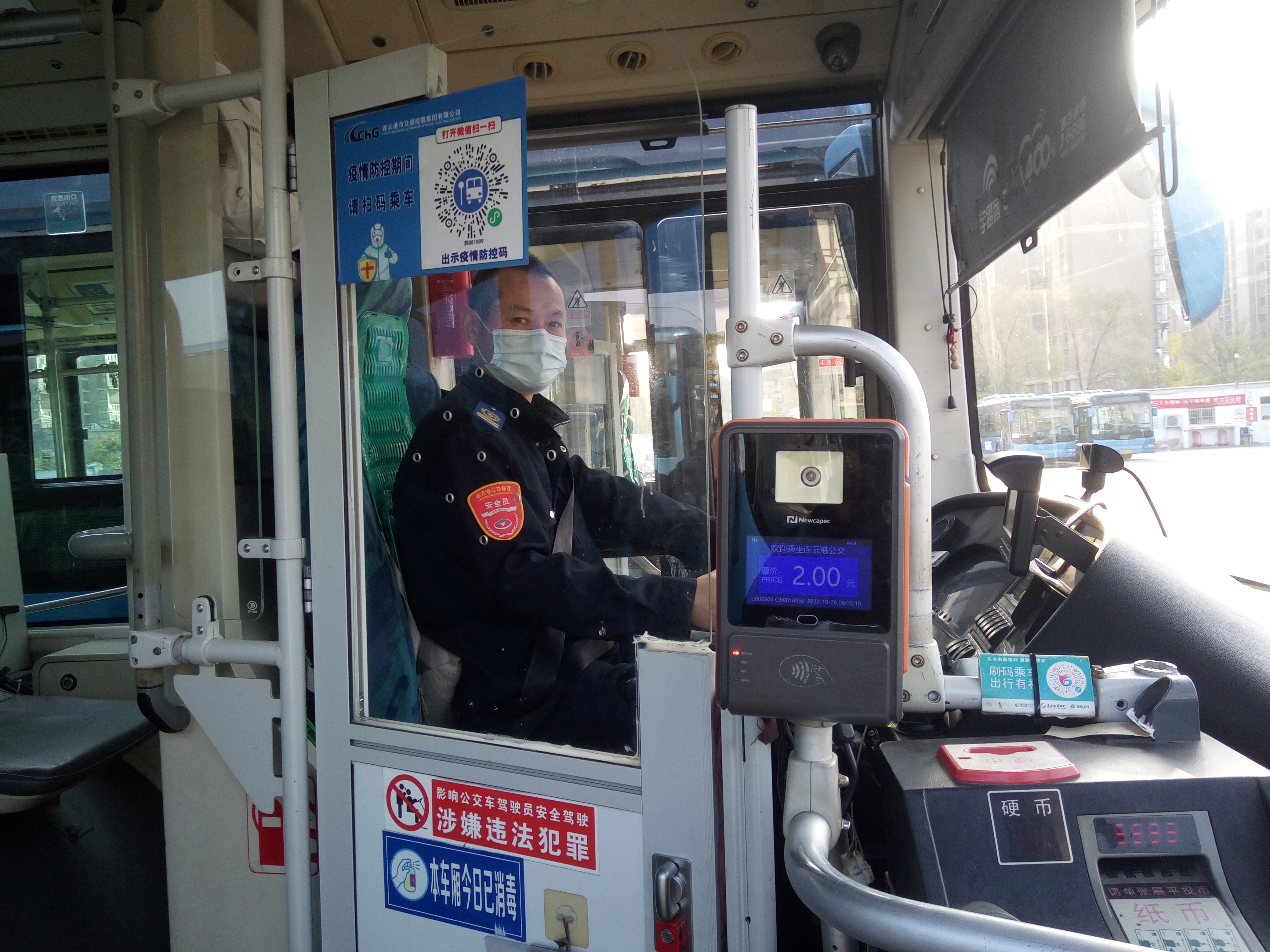 快速公交事業部B12線駕駛員劉進幫助乘客找到重要文件和手機獲感謝