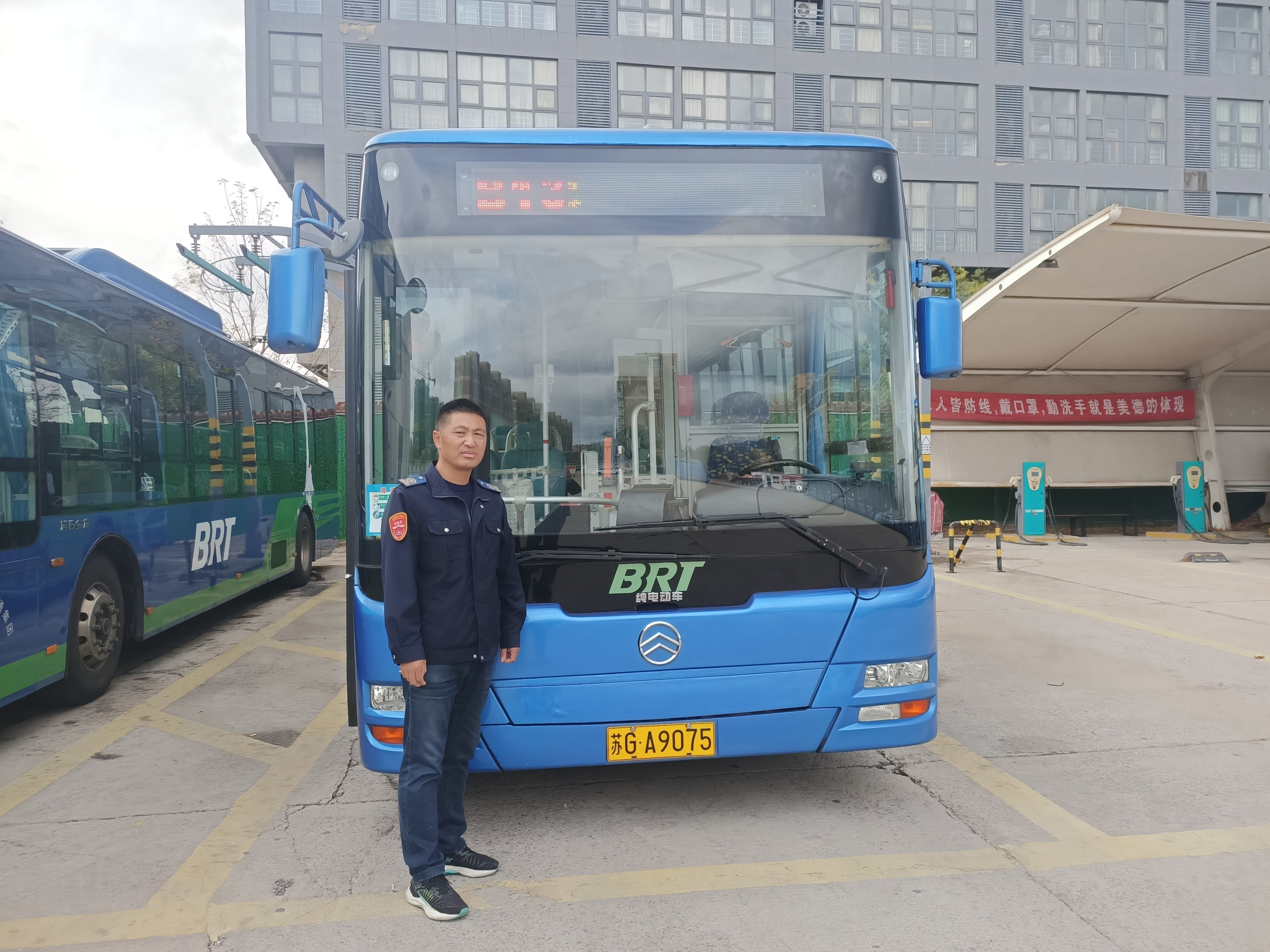 快速公交事業部B13線駕駛員馬彬彬、龔本軍 撿手機歸還乘客獲感謝