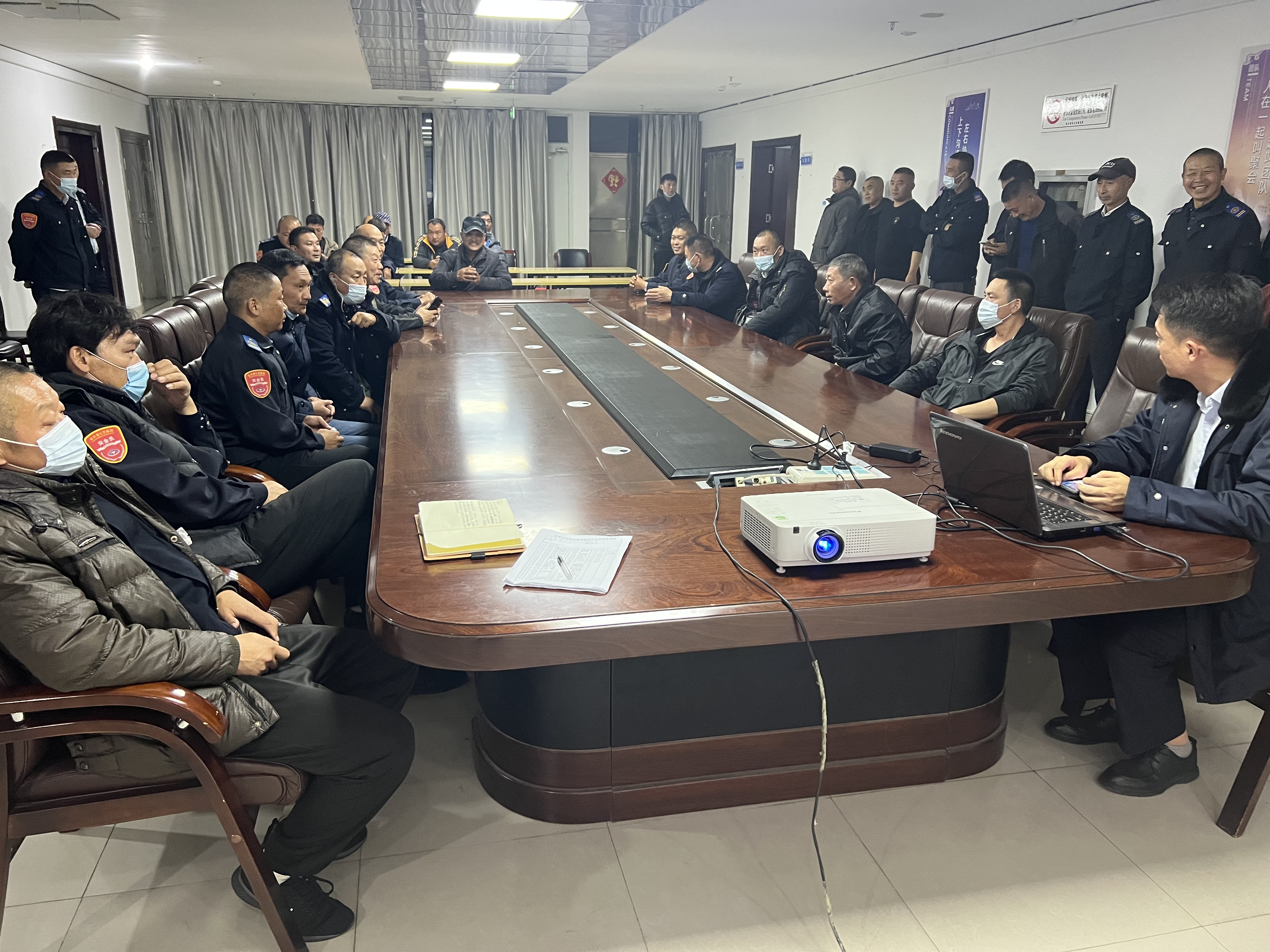 公交集團(tuán)快速公交事業(yè)部召開駕駛員安全事故教育警示會(huì)