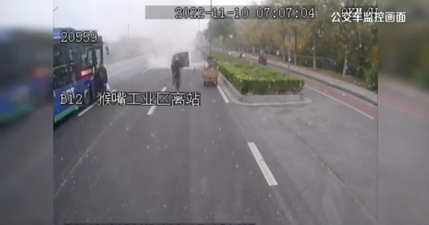 路遇三輪車上液化氣罐起火 快速公交事業部兩司機出手齊相救