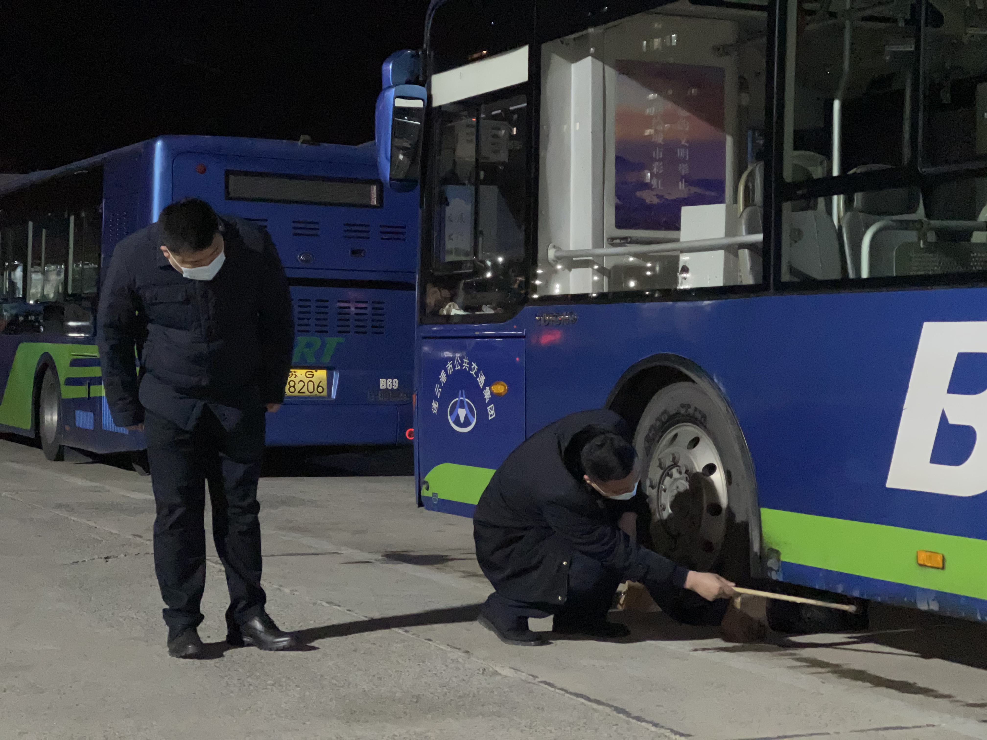 公交集團(tuán)快速公交事業(yè)部在寒潮來臨前排查車輛隱患