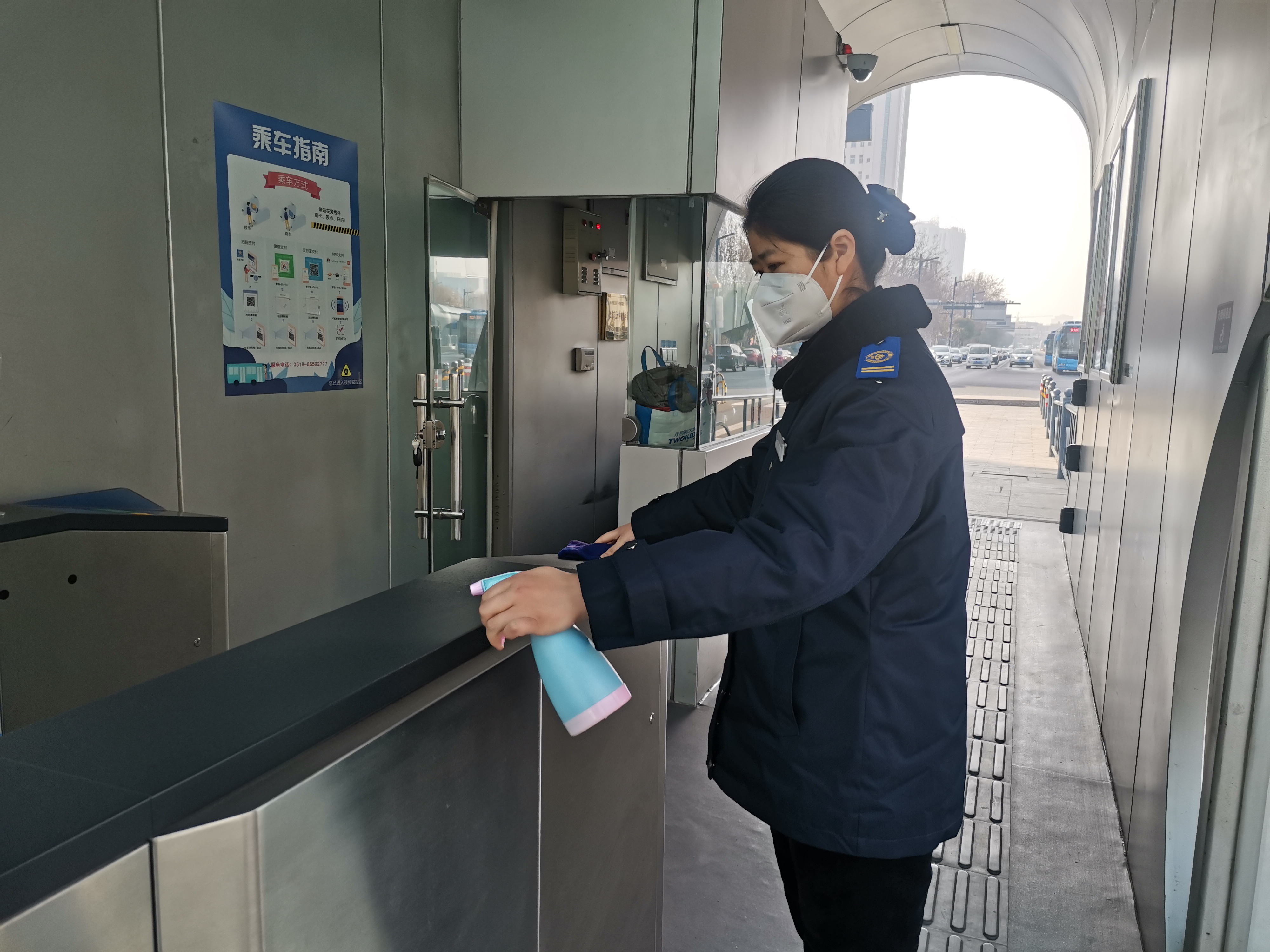 公交集團快速公交事業部站務員聯手幫助乘客找到丟失的手提袋獲感謝