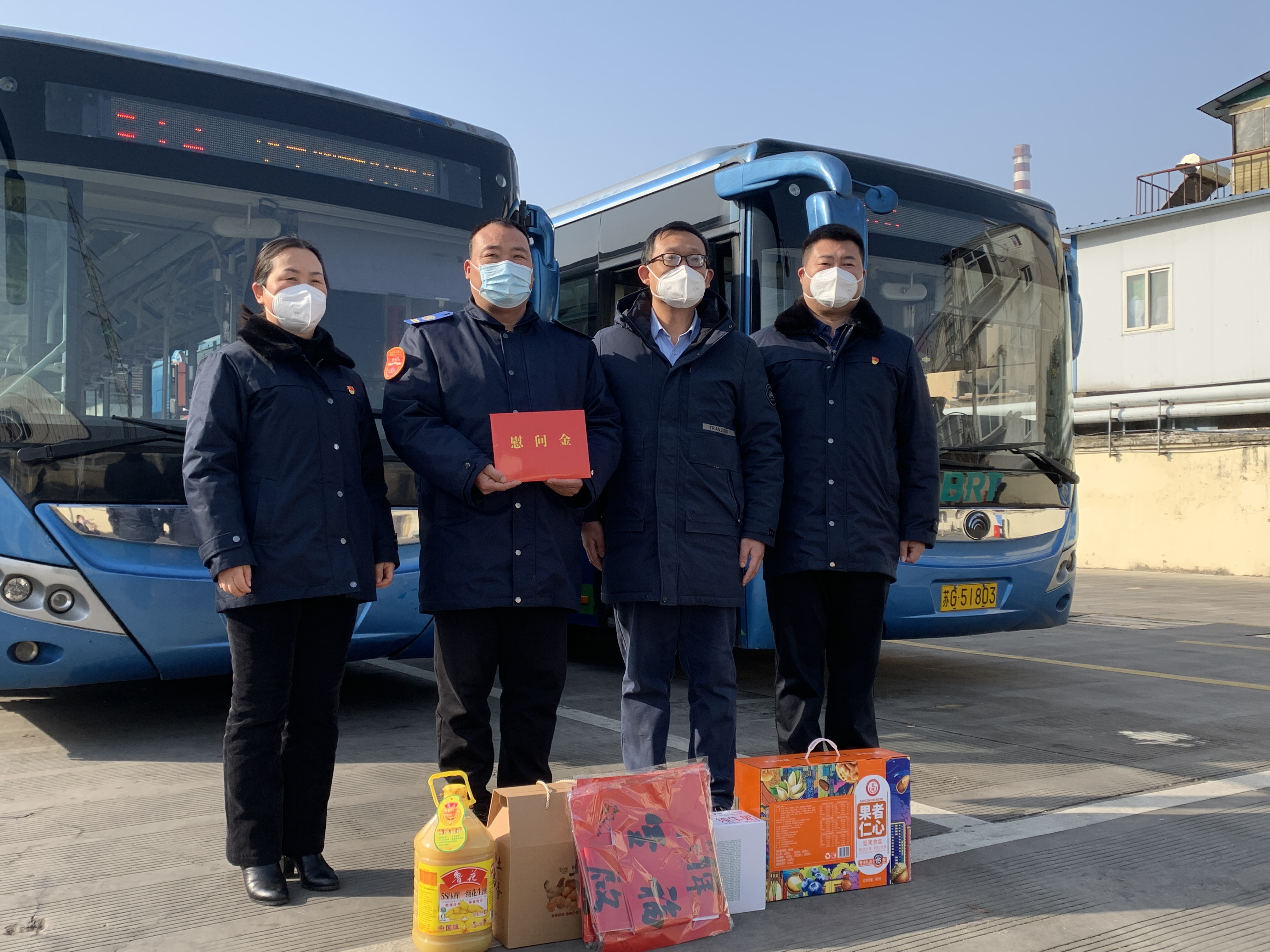 區委宣傳部副部長、文明辦主任、海州區委霍部長走訪慰問見義勇為駕駛員龐洪剛