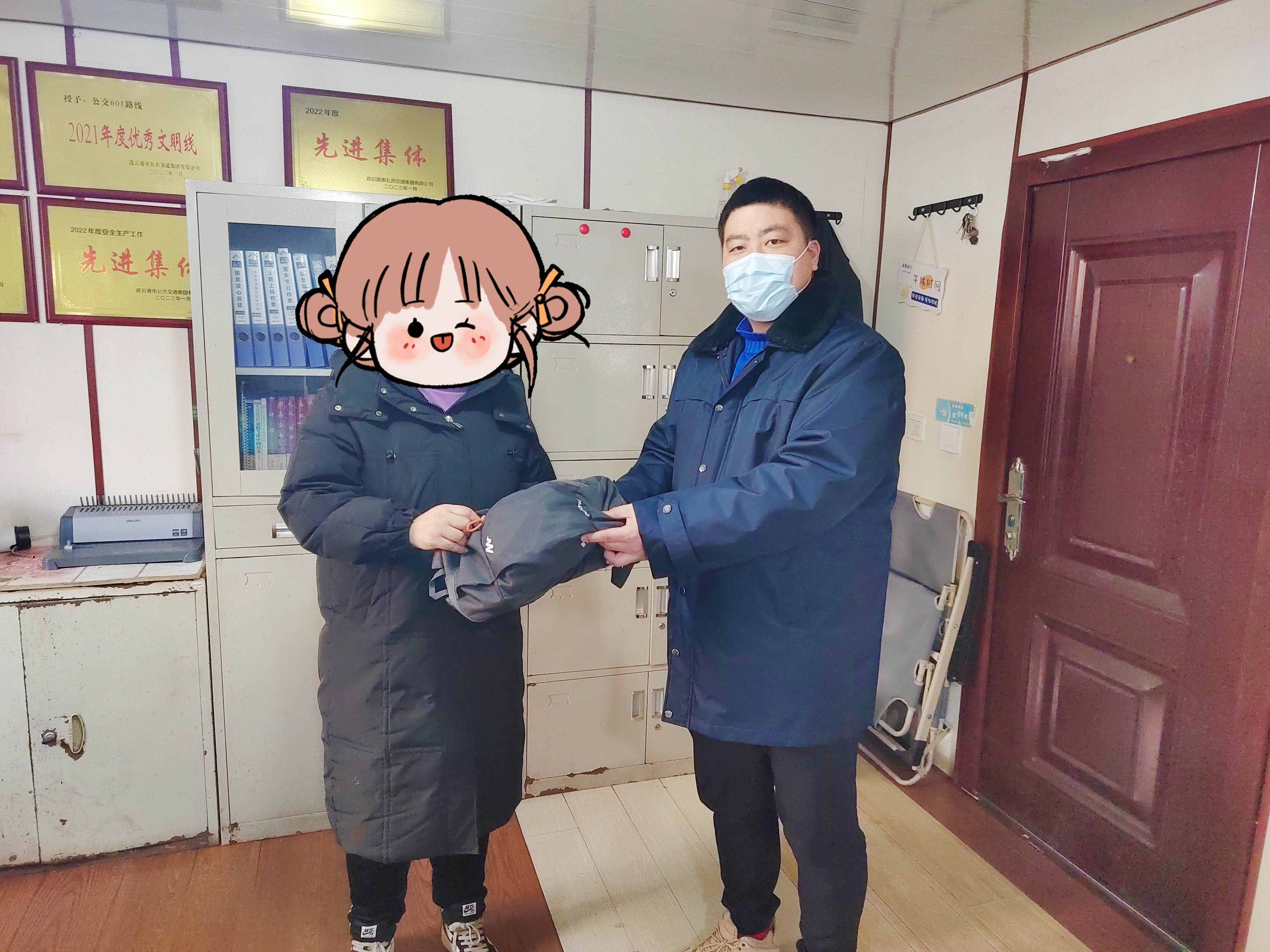 近萬(wàn)元港幣、澳門幣落公交，司機(jī)撿到歸還