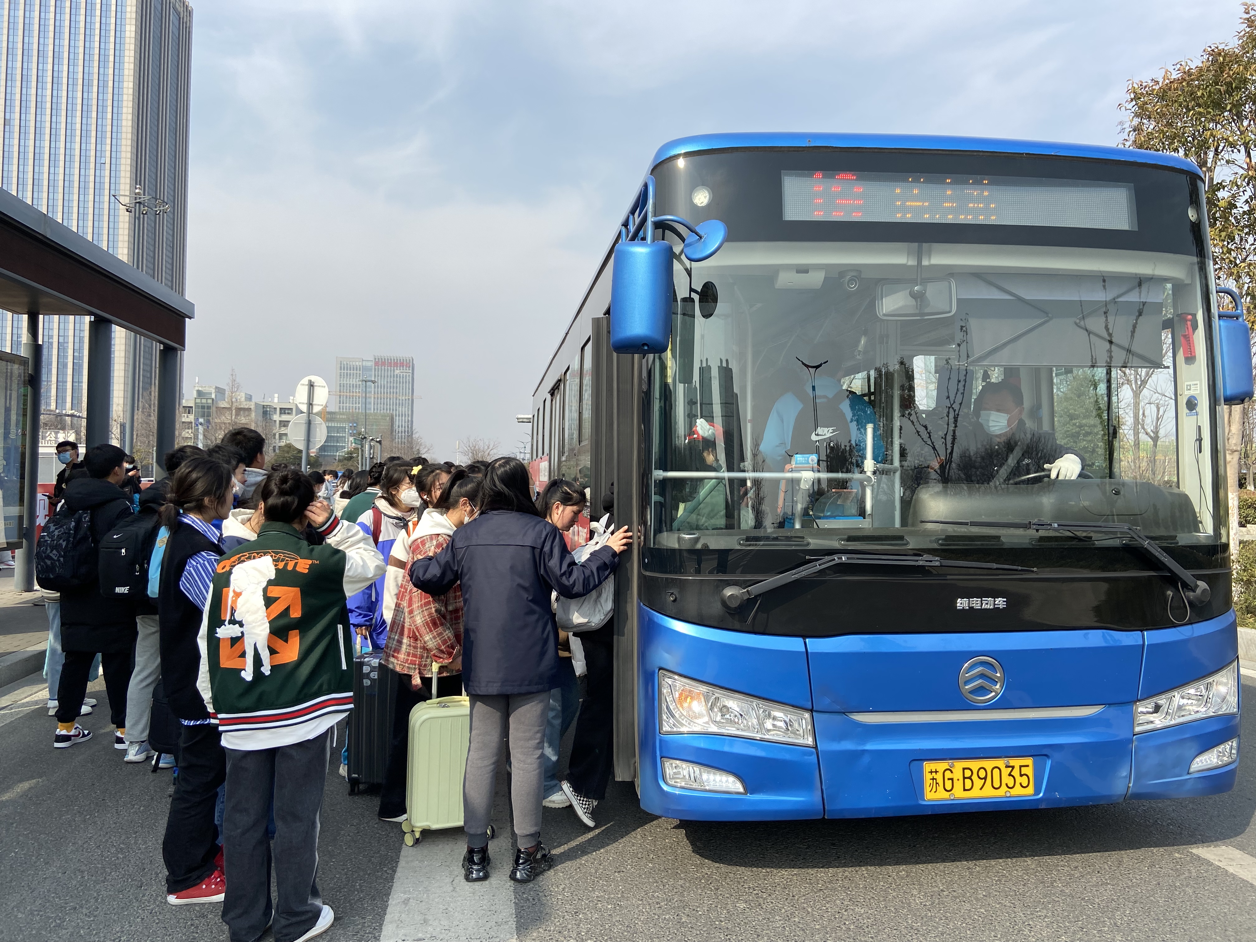 公交集團公交事業(yè)一部大學城現(xiàn)場管理 工作進入常態(tài)化