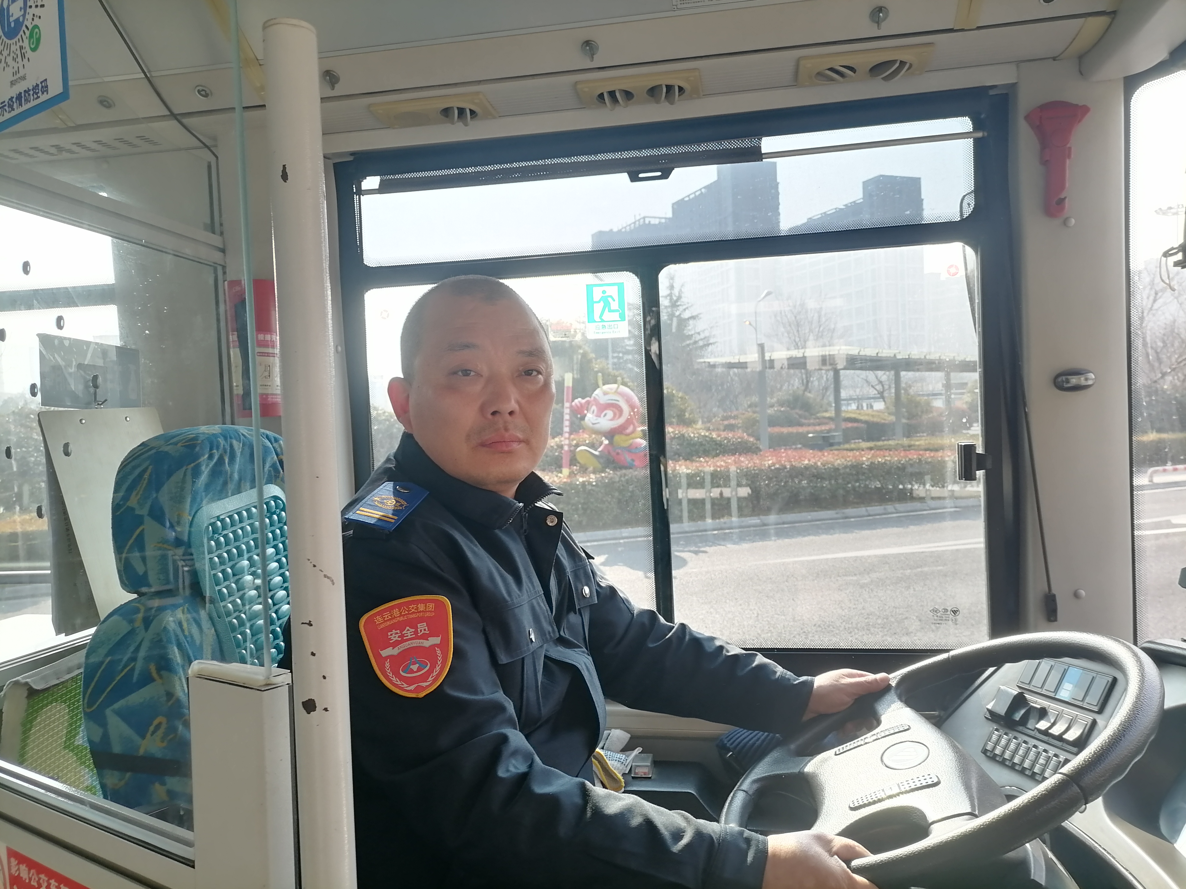 公交游3路駕駛員何愛瑤及時(shí)歸還乘客丟失的背包