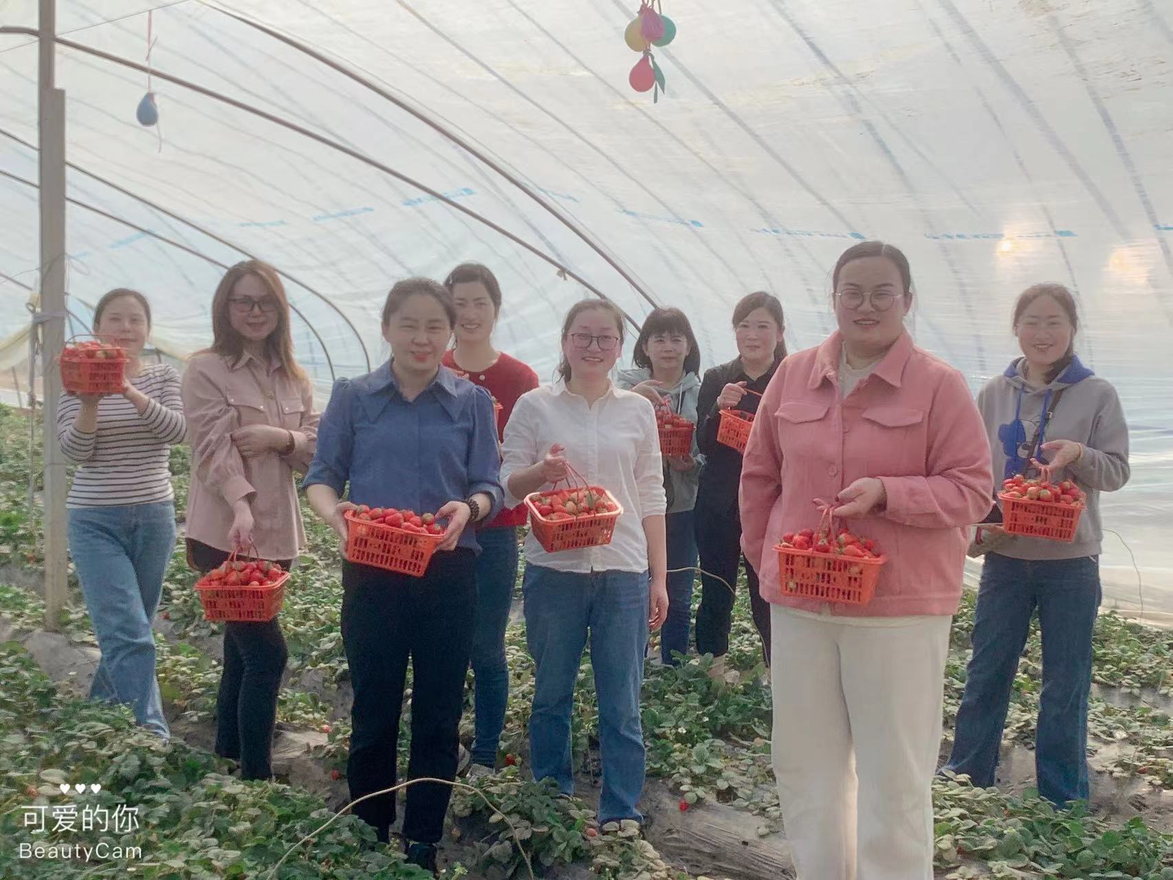 機務技術(shù)事業(yè)部組織“三八”婦女節(jié)草莓采摘活動