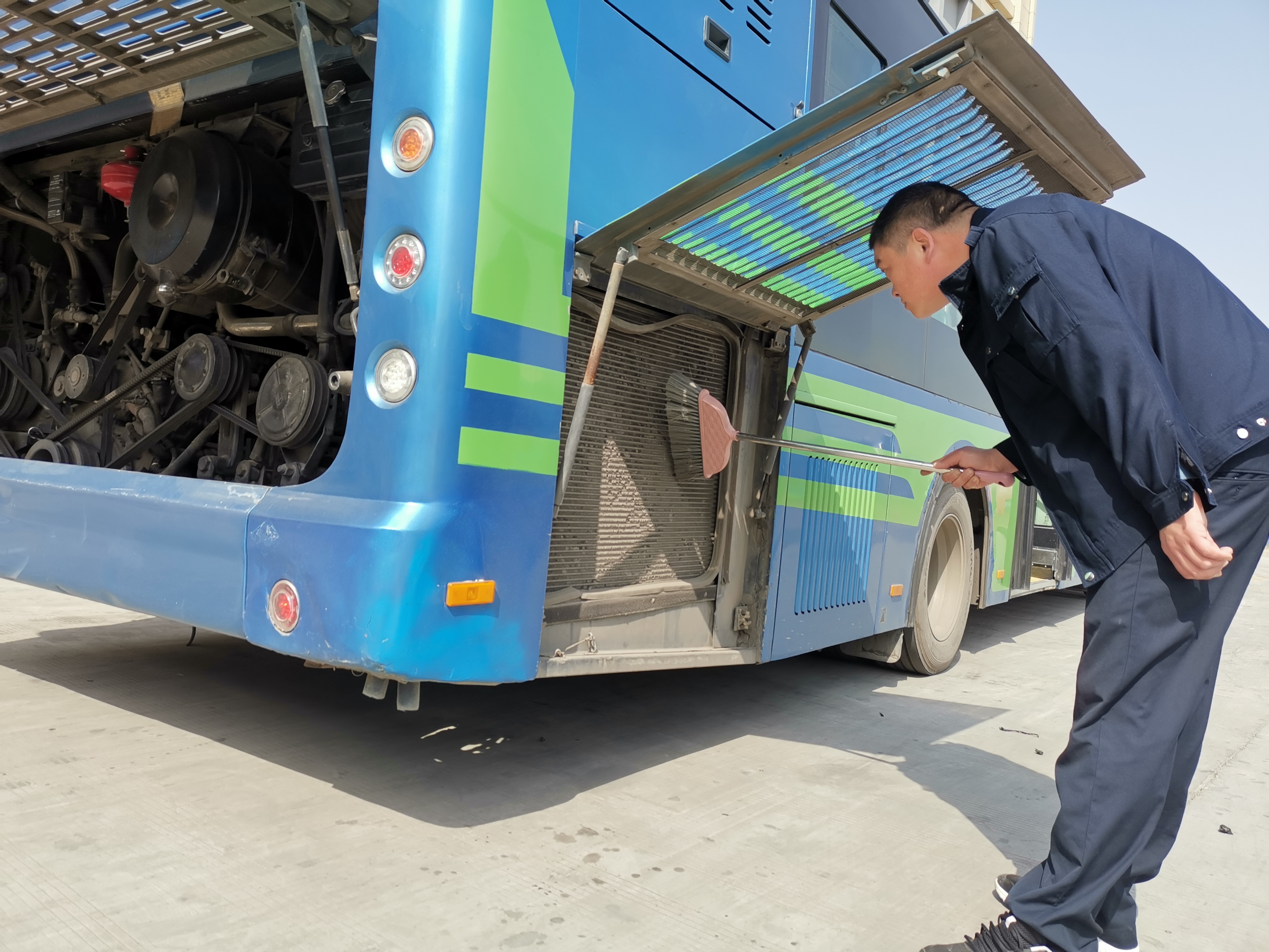 經營發展事業部積極做好應對柳絮清潔工作