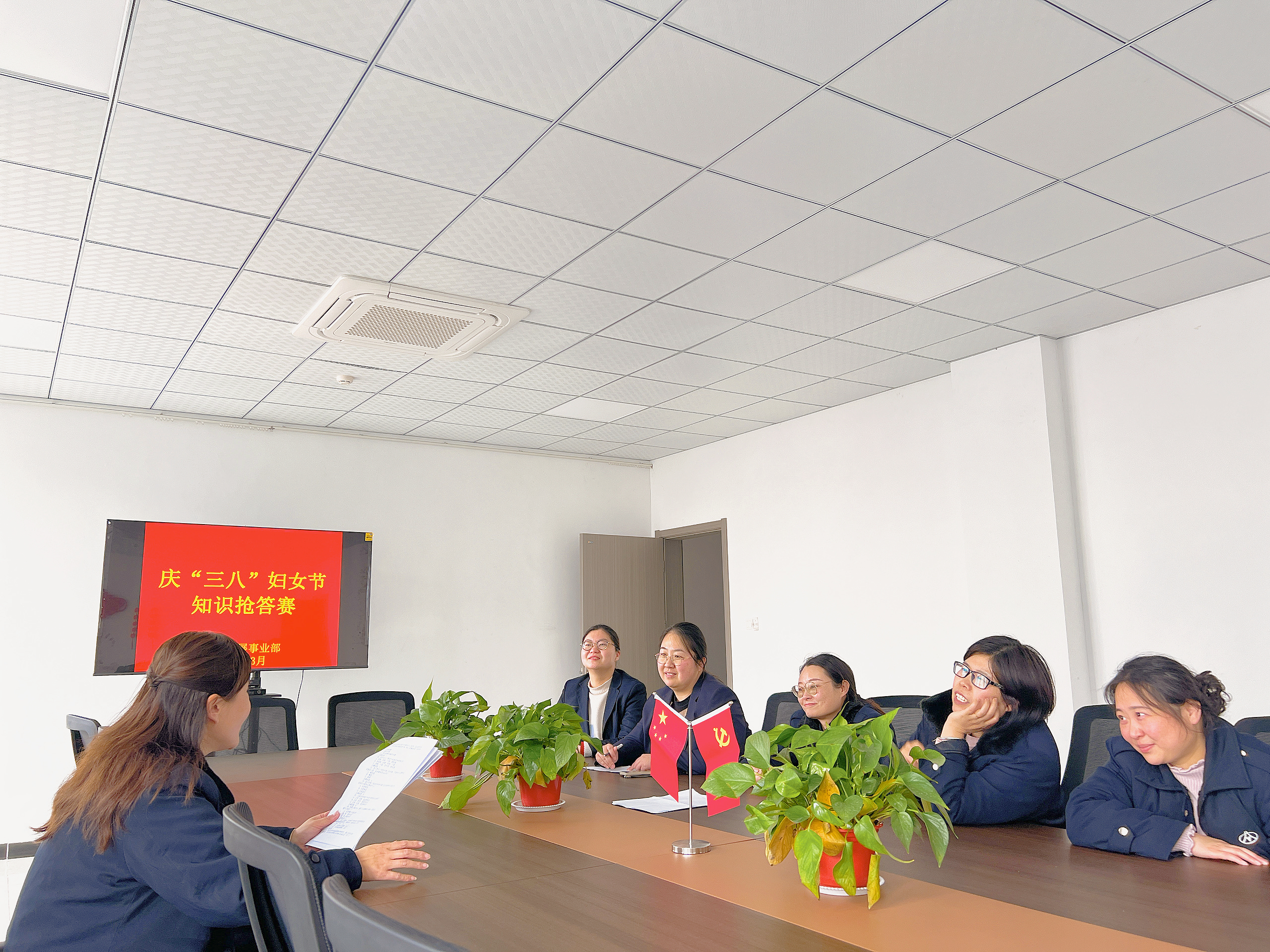 公交集團經(jīng)營發(fā)展事業(yè)部開展“三八節(jié)” 活動