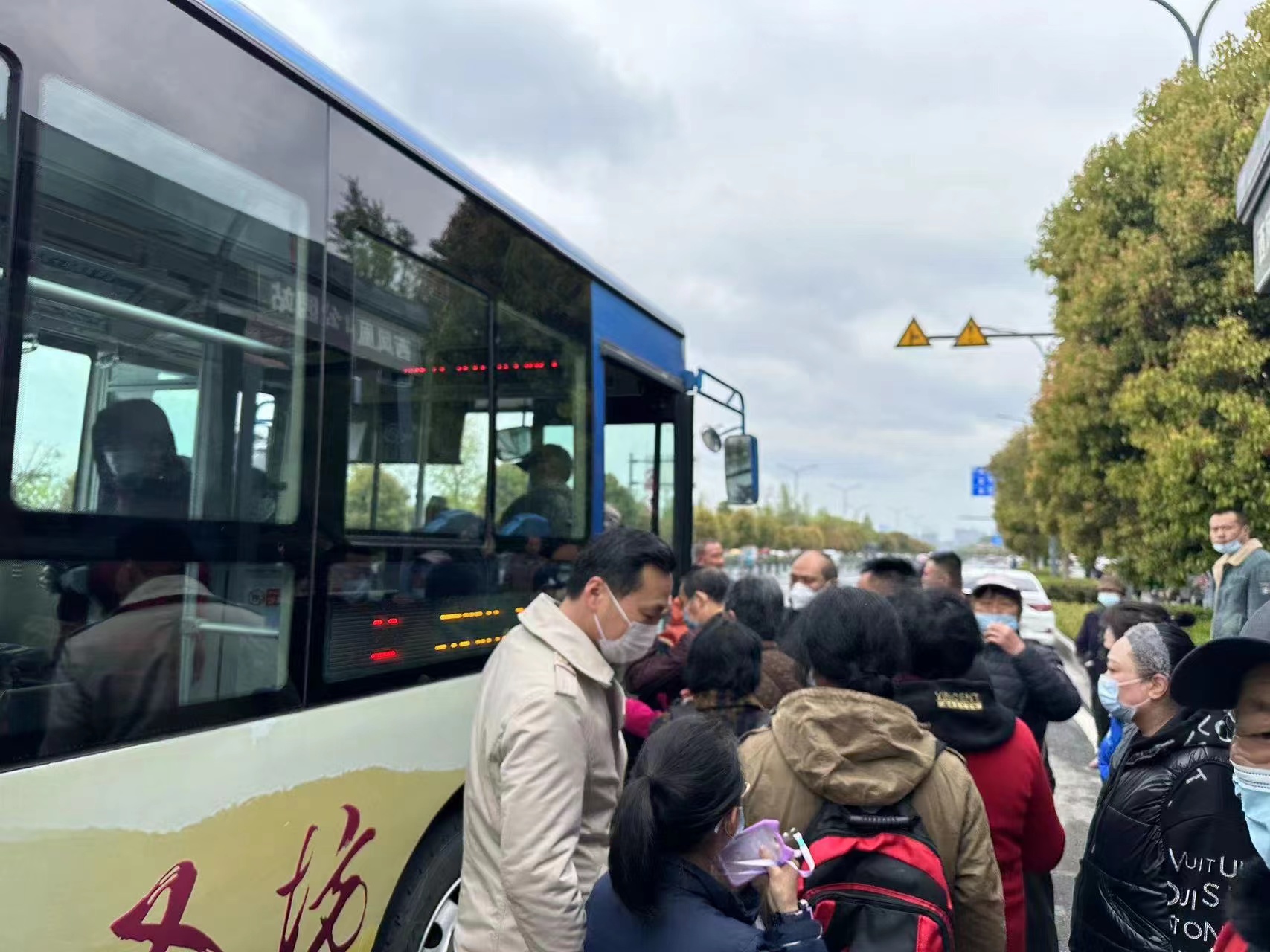 逛廟會賞民俗 公交保障顯擔(dān)當(dāng)