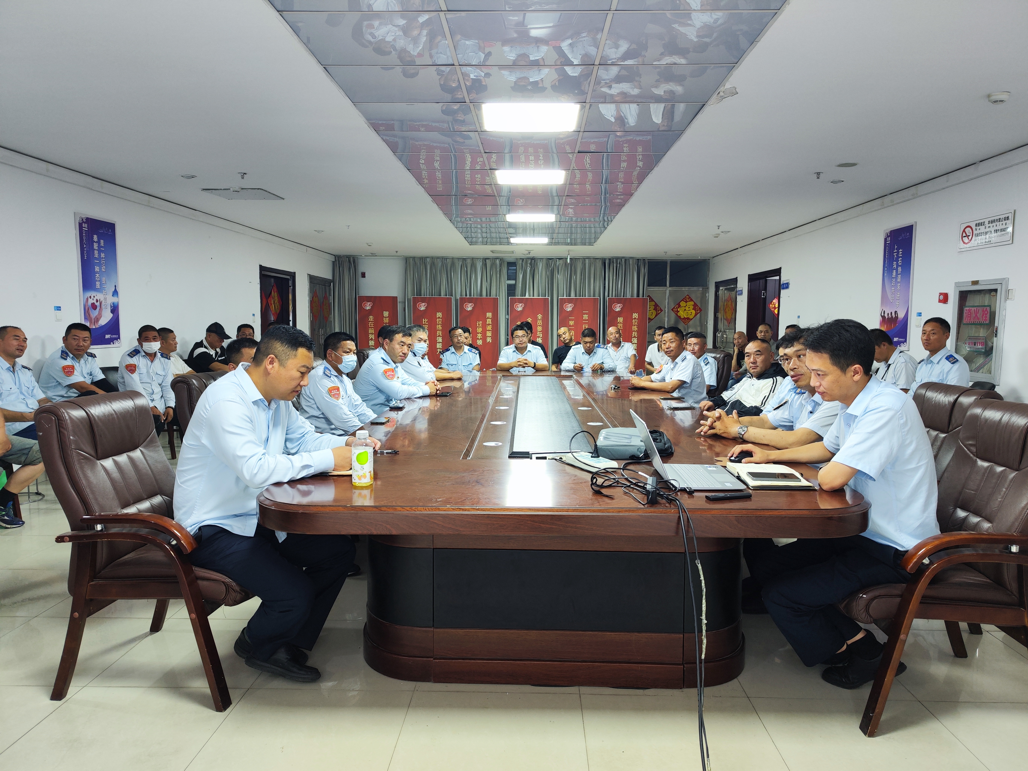 公交集團快速公交事業部開展安全行車專題會議