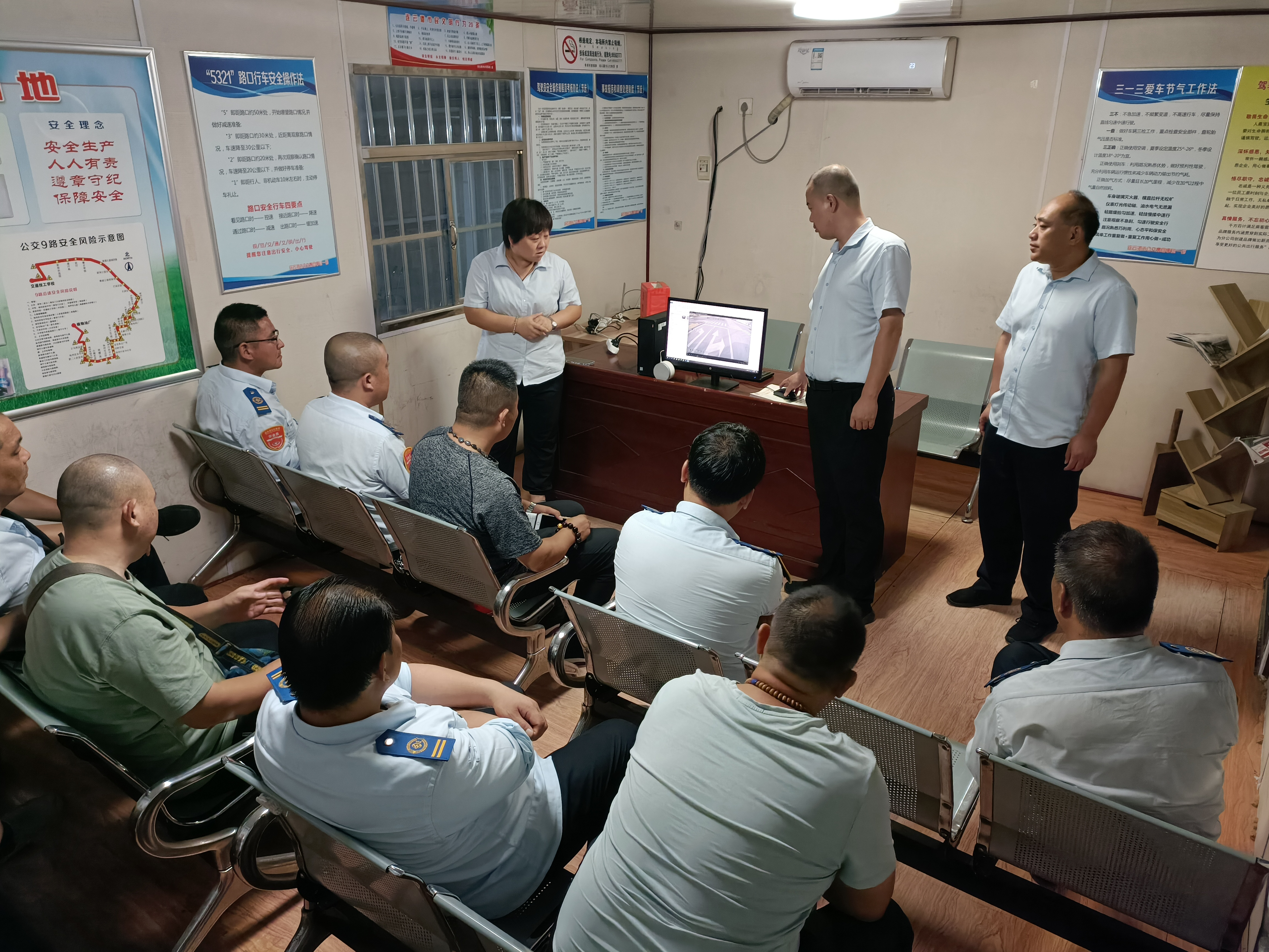 公交集團公交事業一部召開重點線路警示教育會 強化安全意識