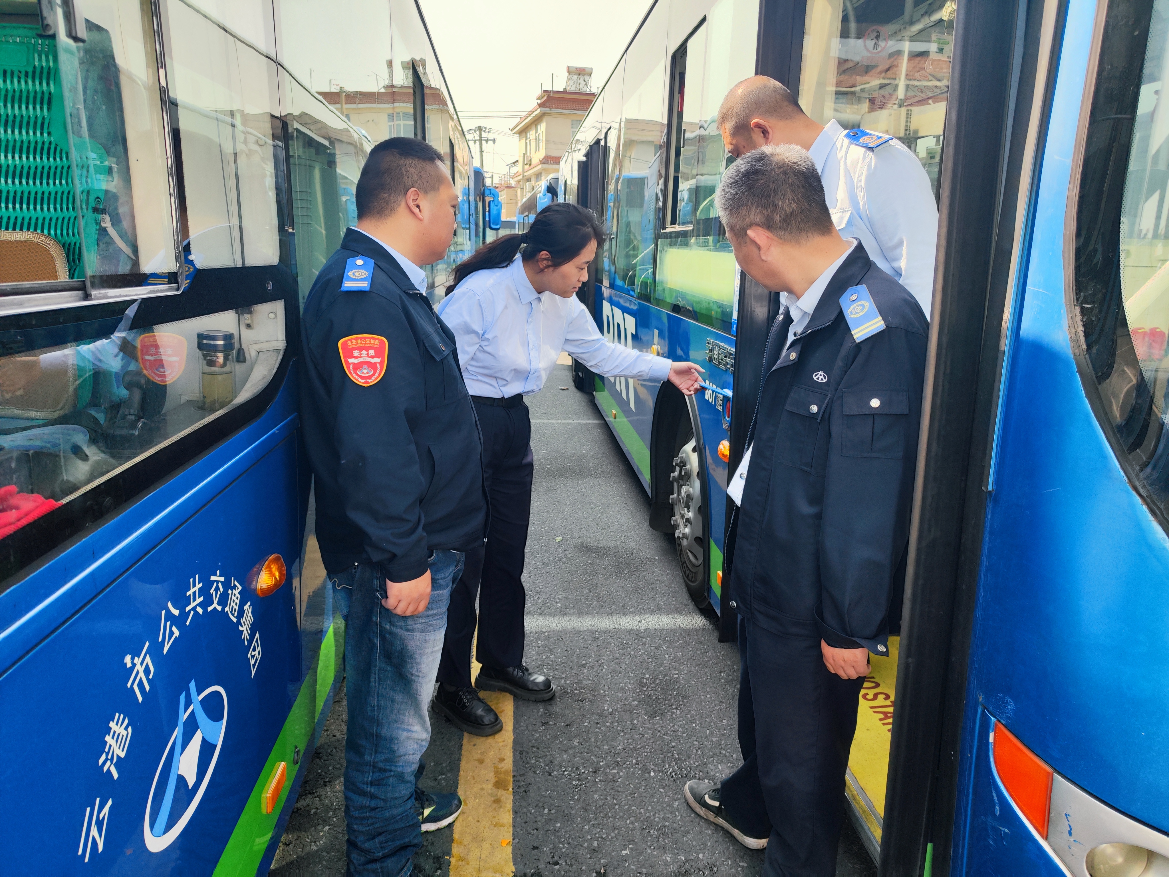 公交集團快速公交事業部開展車輛安全專項檢查工作