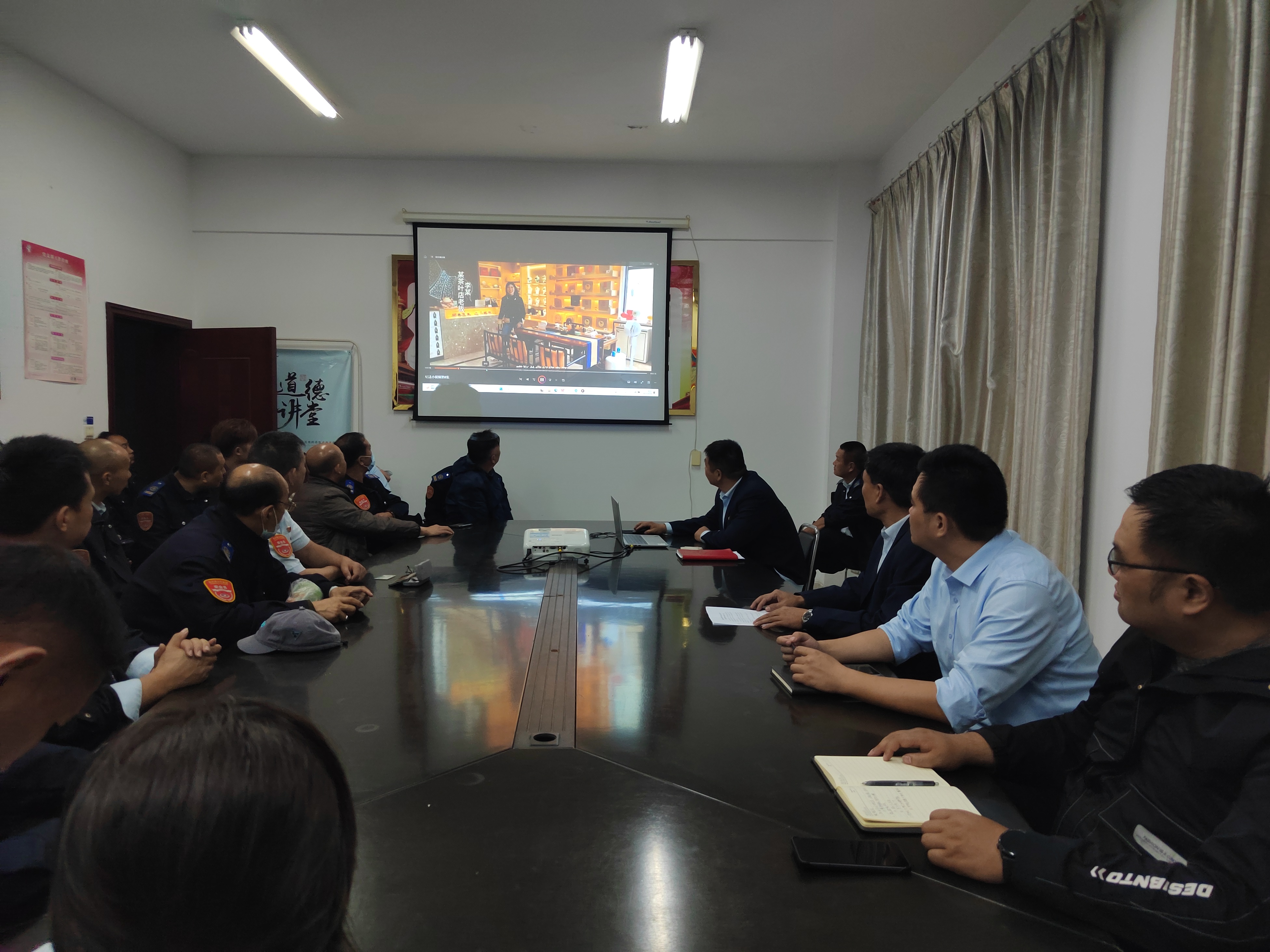 公交集團(tuán)公交事業(yè)二部持續(xù)組織黨員干部職工觀看《清風(fēng)常在》紀(jì)法小課短視頻