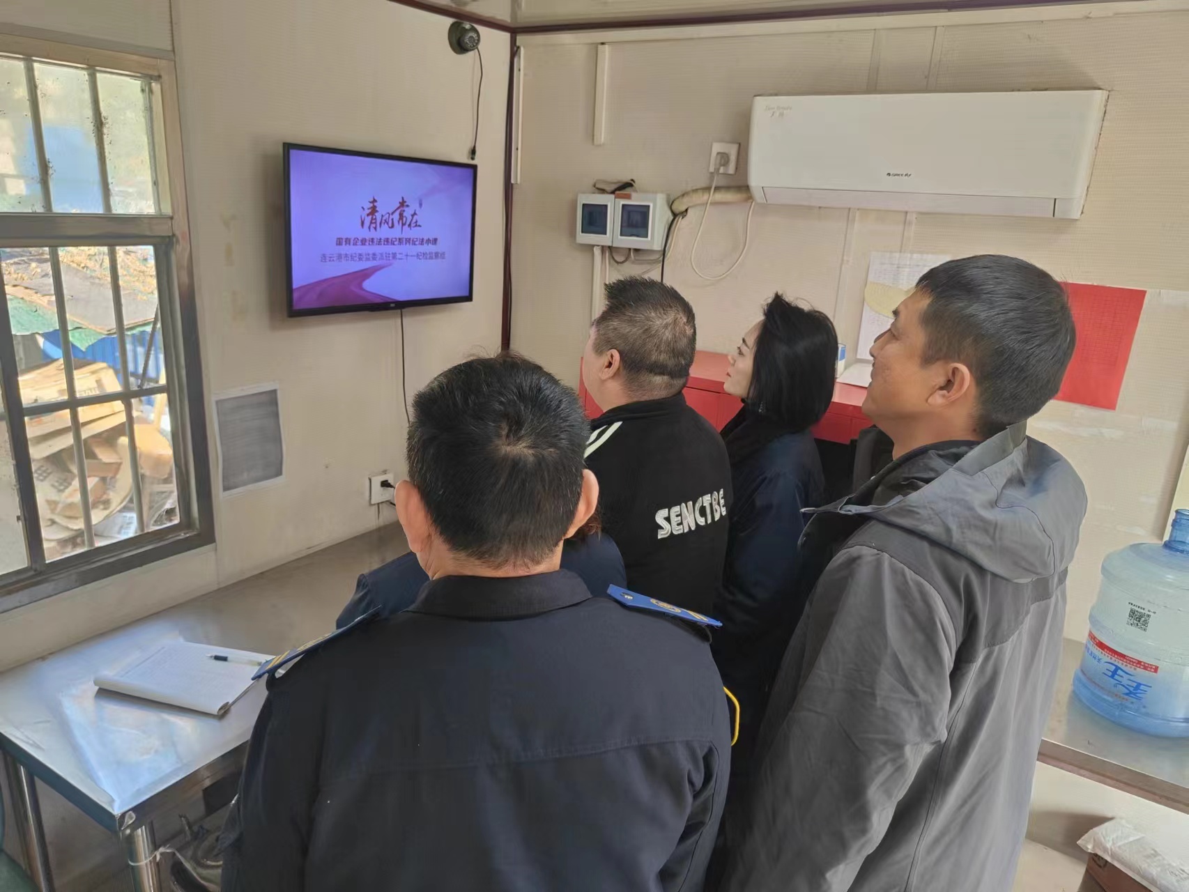 公交集團公交事業一部組織觀看“紀法小課堂”警示教育視頻