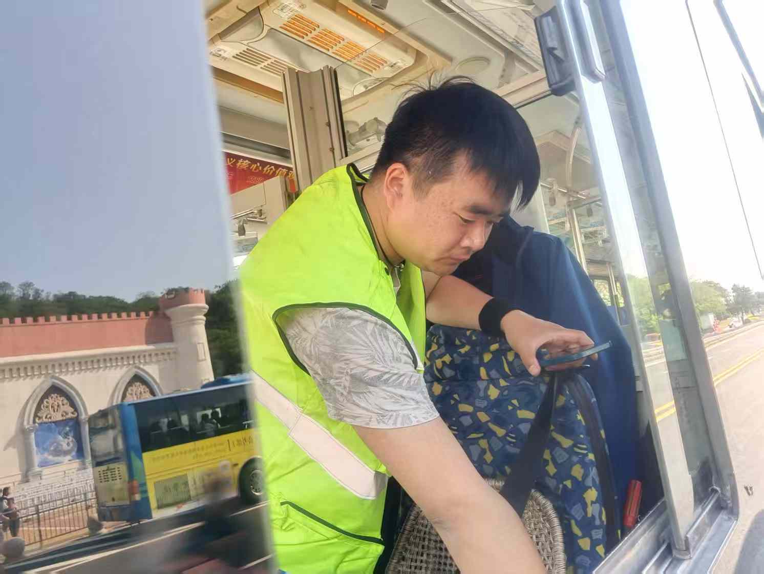 公交汽服公司全員出動 護航景區公交無憂出行