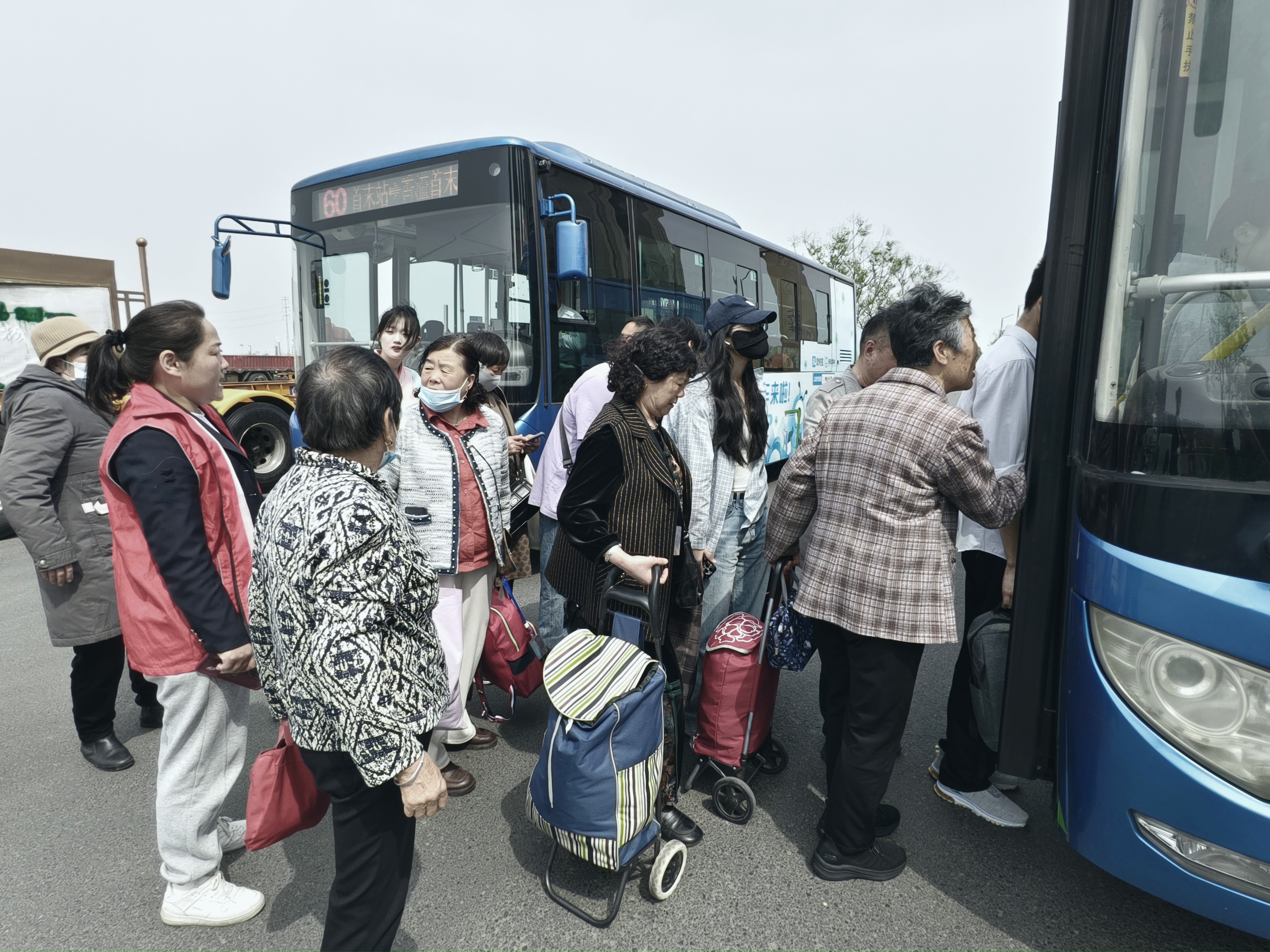 科學運力+暖心服務 東部公交守護學子平安求學路