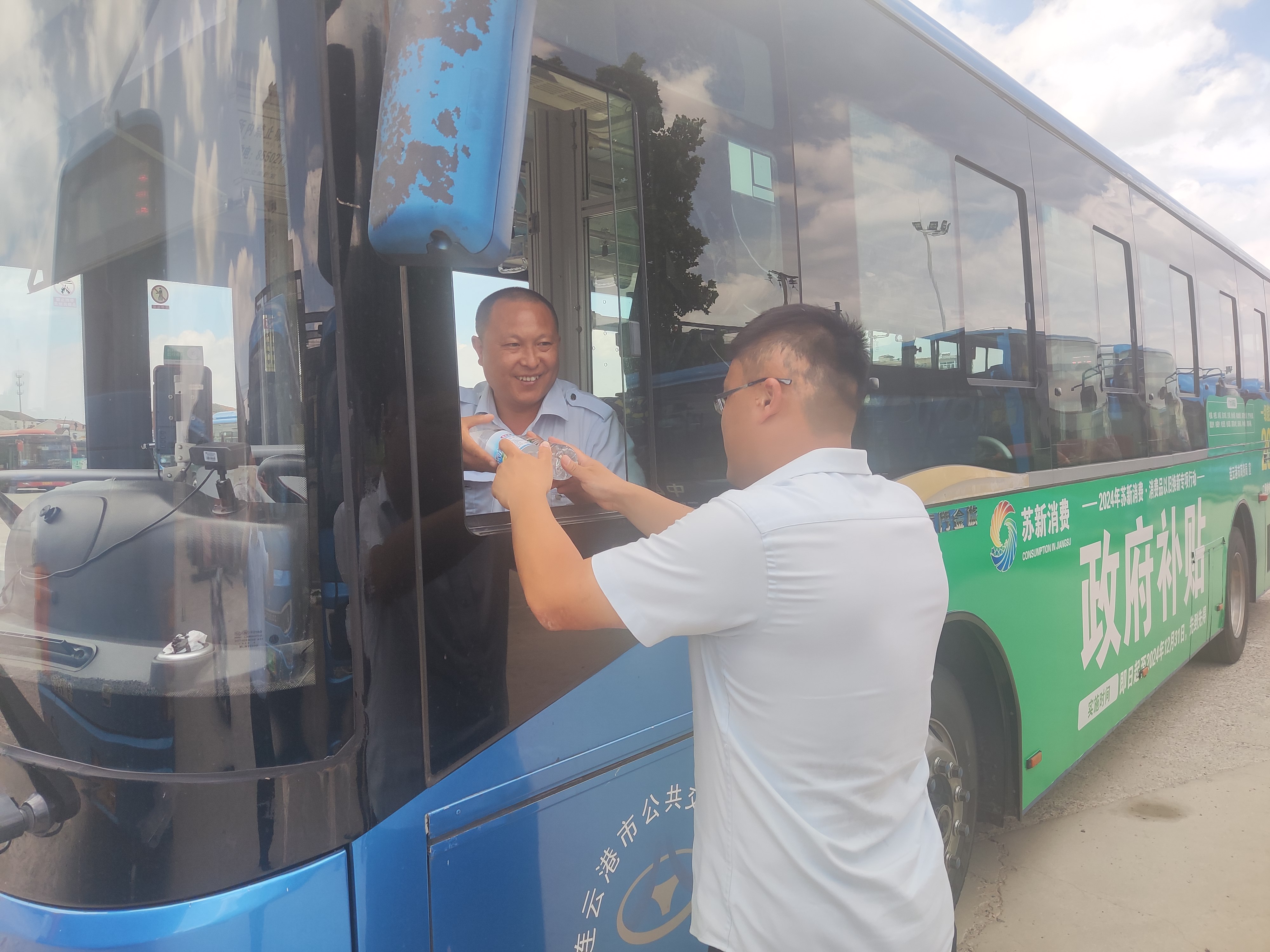 【夏季安康“三送”之“送清涼”】 海通持續開展送清涼活動