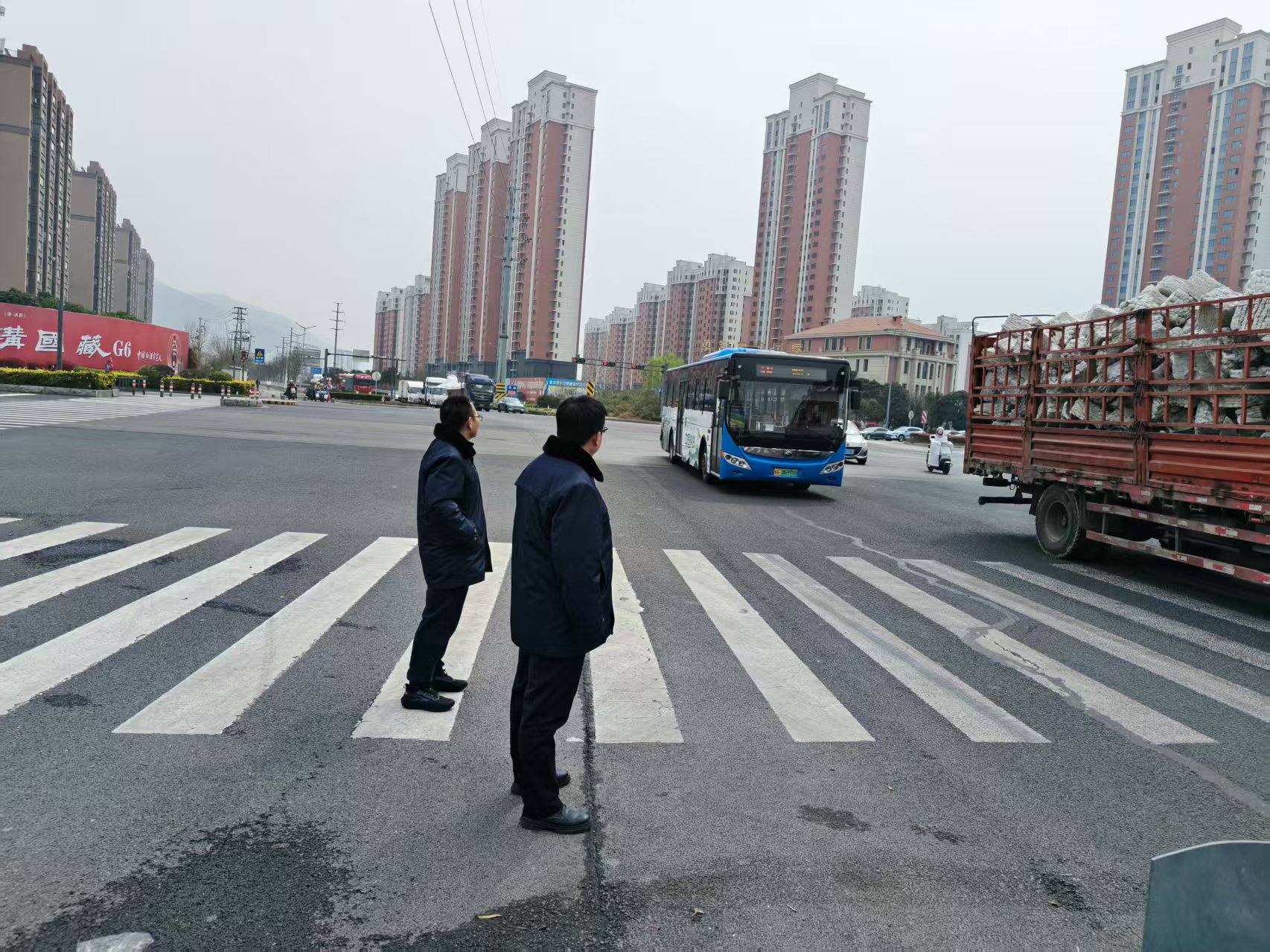 聚焦路口風險 筑牢安全防線 ——東部公交公司扎實開展公交車較大隱患路口專項檢查