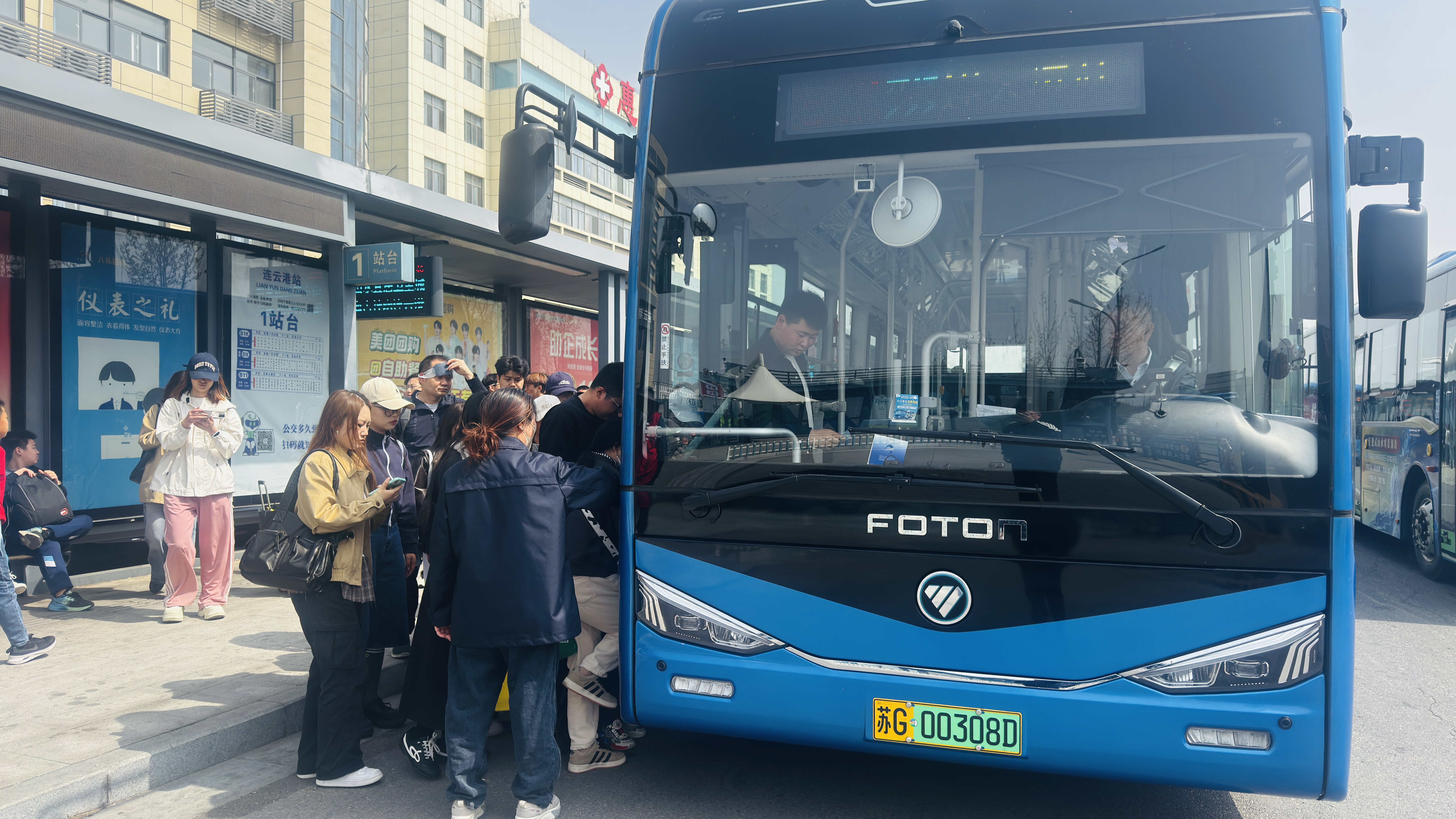 公交集團快速公交公司深化調(diào)度前置  筑牢節(jié)假日運輸保障防線