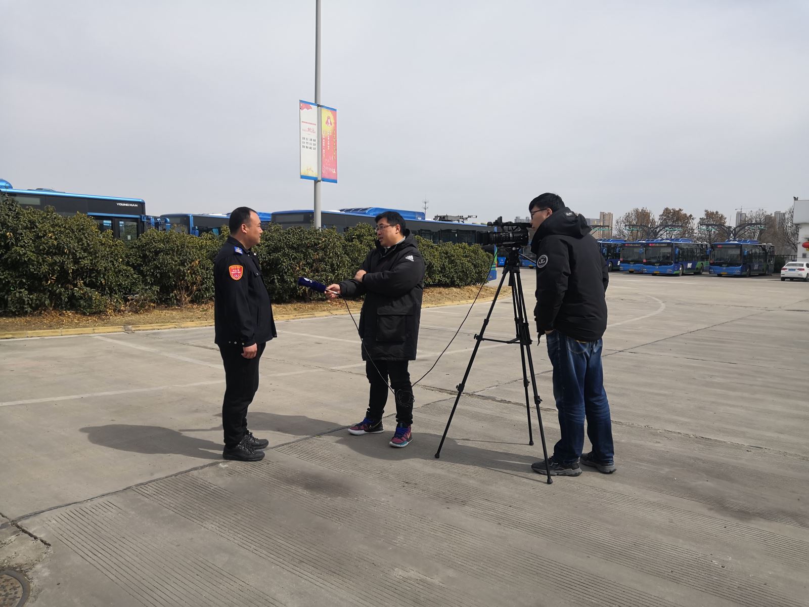 公交集團(tuán)快速公交事業(yè)部 駕駛員龐洪剛危急時刻救死扶傷