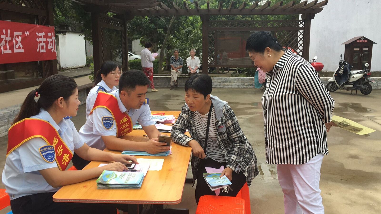 “公交出行宣傳周”公交集團(tuán)海通公交公司走進(jìn)星化社區(qū)礦山院家屬區(qū)