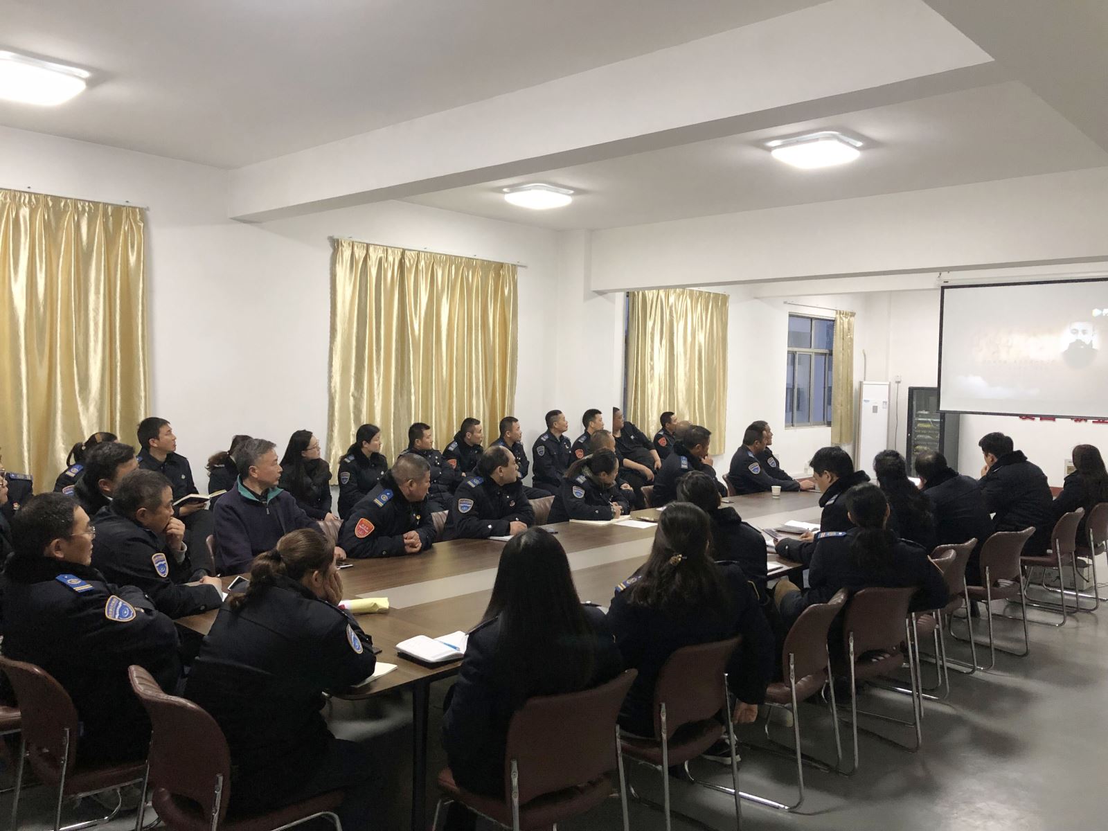 “緬懷先烈憶初心、傳承精神勇?lián)?dāng)”——公交集團(tuán)各支部開(kāi)展形式多樣的主題黨日活動(dòng)