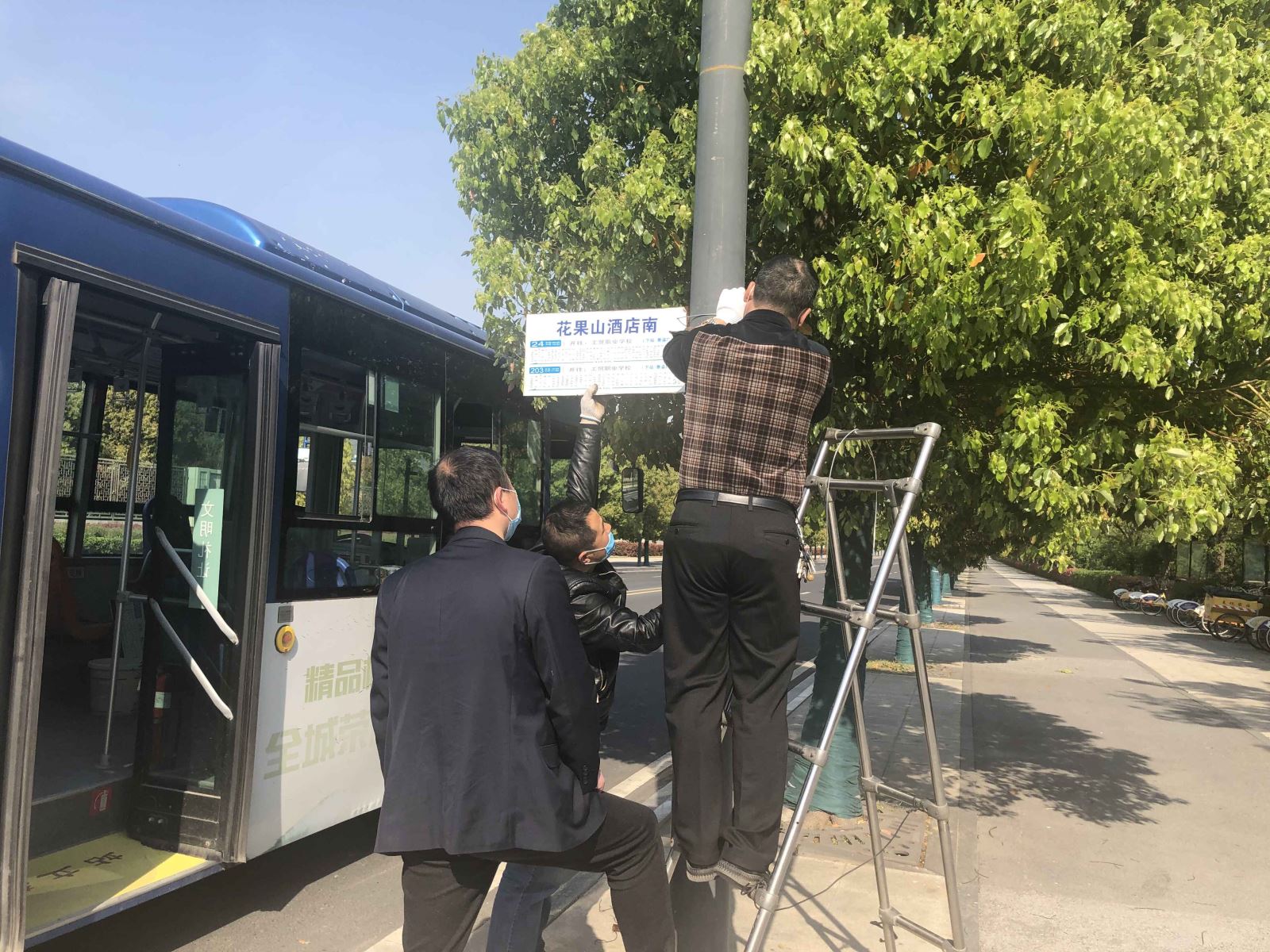 公交集團公交事業(yè)一部組織人員修復(fù)站牌為創(chuàng)文助力