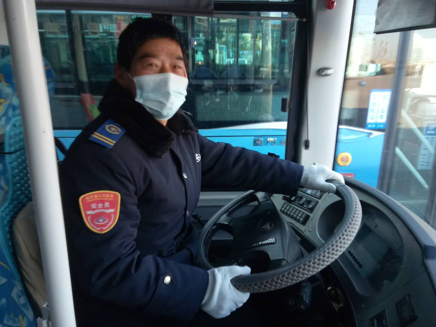 公交集團公交事業一部18路駕駛員拾金不昧受表揚