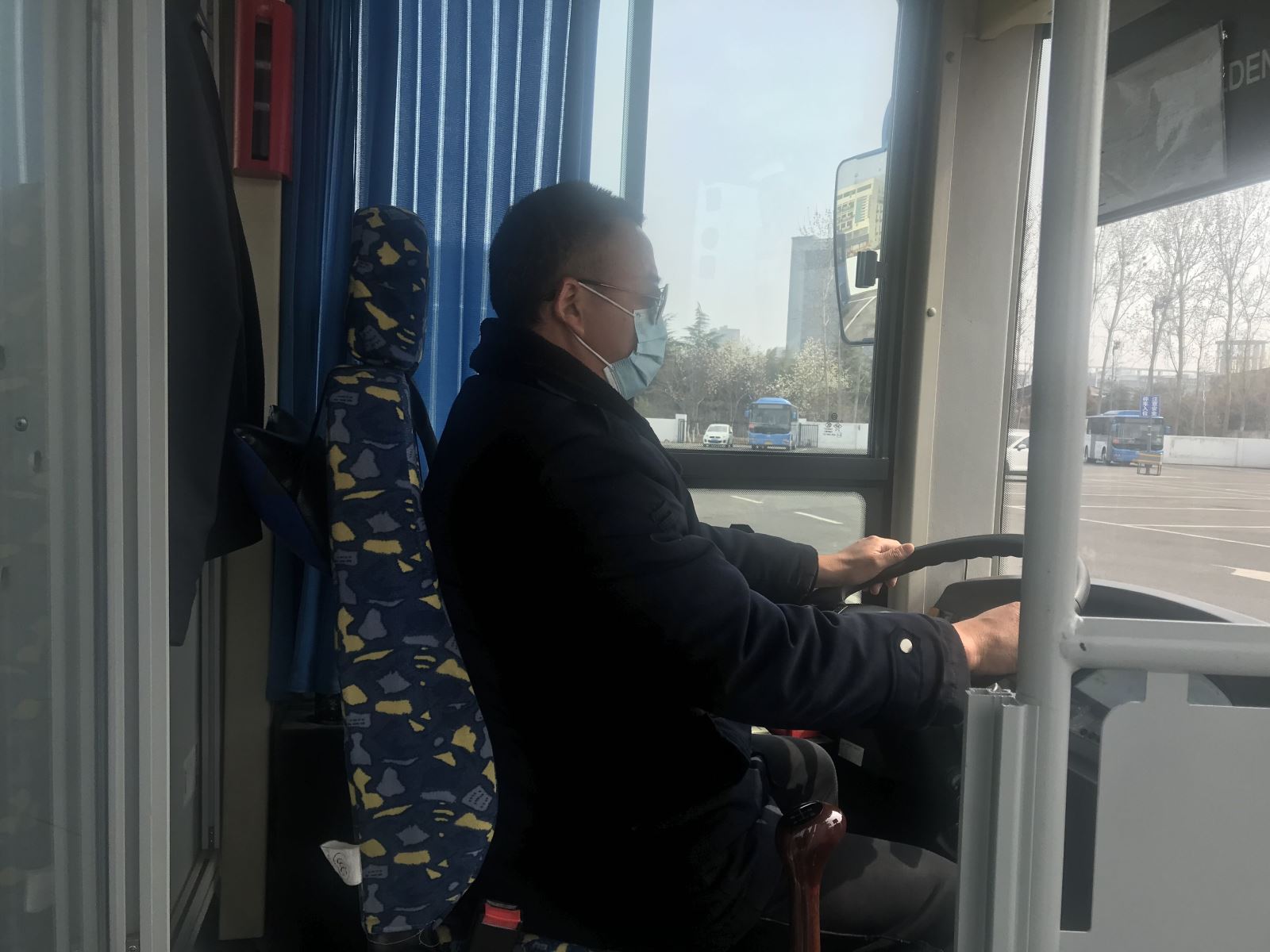 公交集團(tuán)公交事業(yè)一部17路駕駛員時明雪 拾金不昧受表揚(yáng)