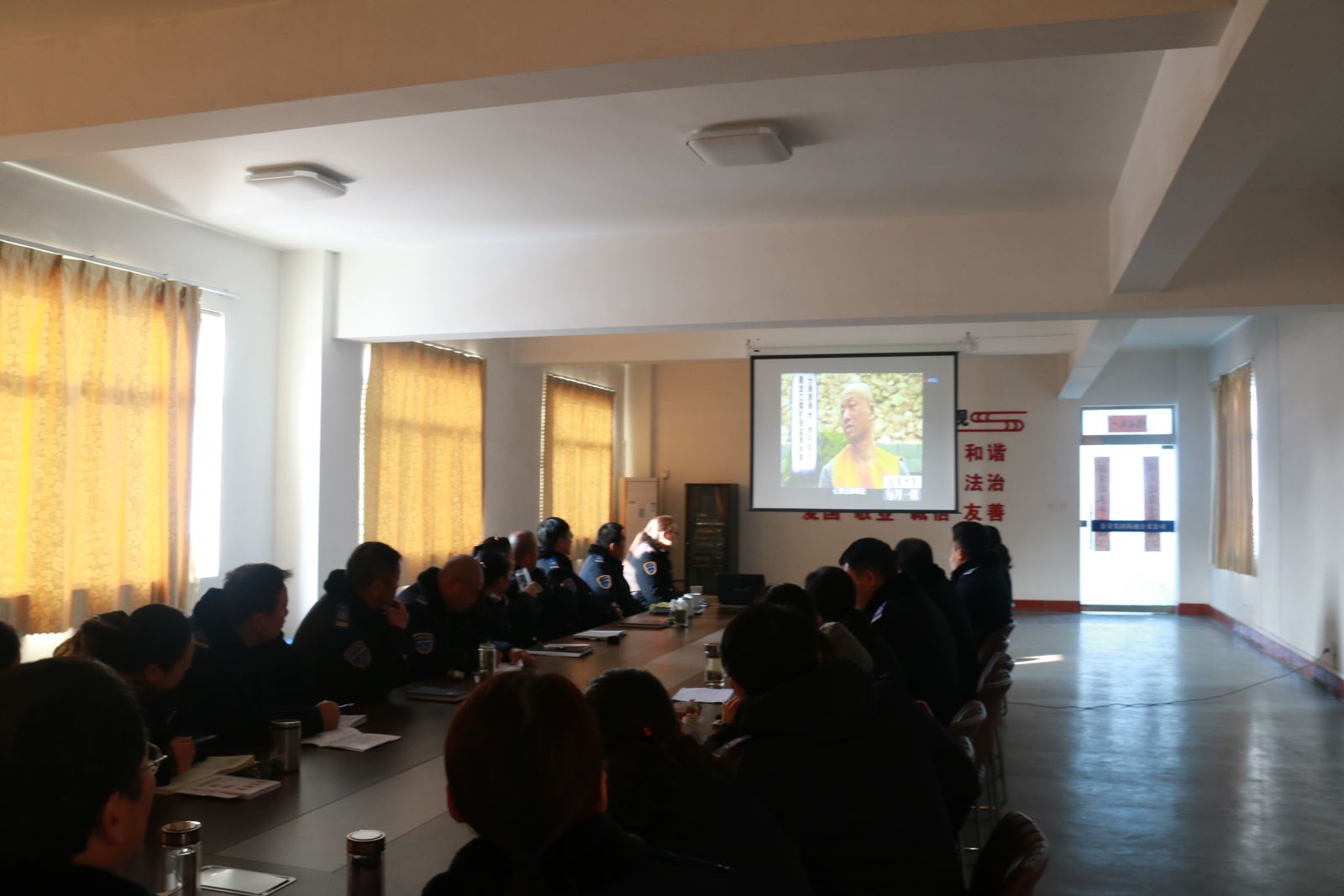 公交集團(tuán)各事業(yè)部組織觀看廉政教育視頻《守住第一次》