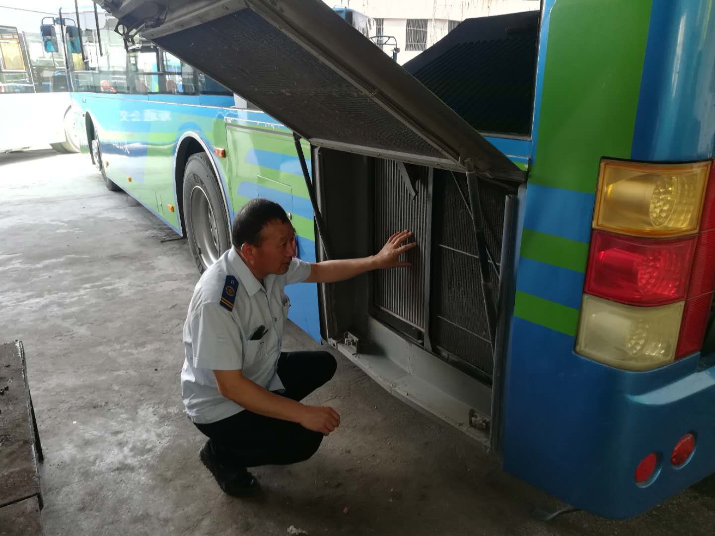 公交集團公交事業(yè)一部高溫天氣開展車輛安全檢查