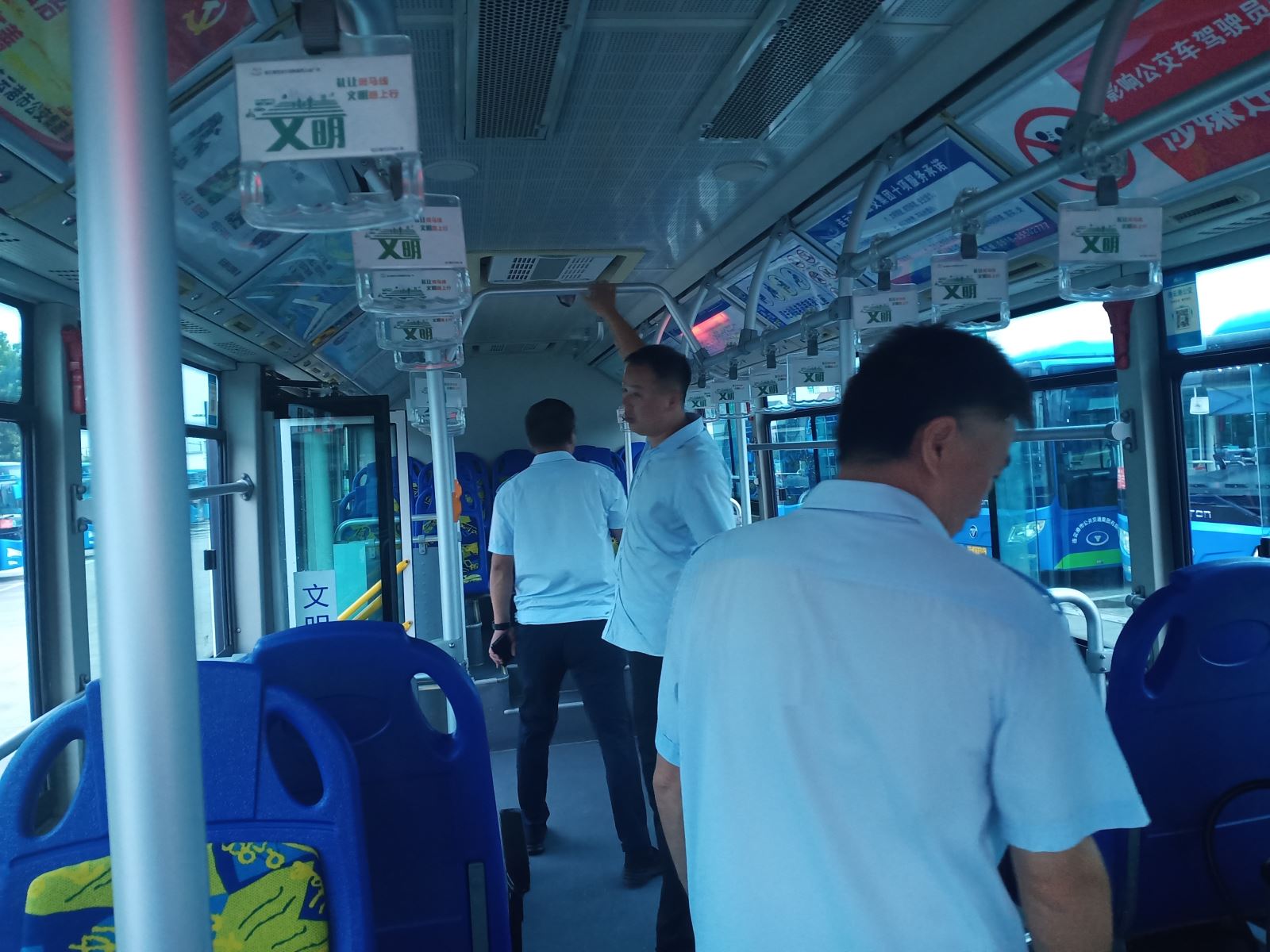 公交集團(tuán)公交事業(yè)一部加強(qiáng)車(chē)輛出場(chǎng)早檢查  扎實(shí)推進(jìn)創(chuàng)文工作深入開(kāi)展