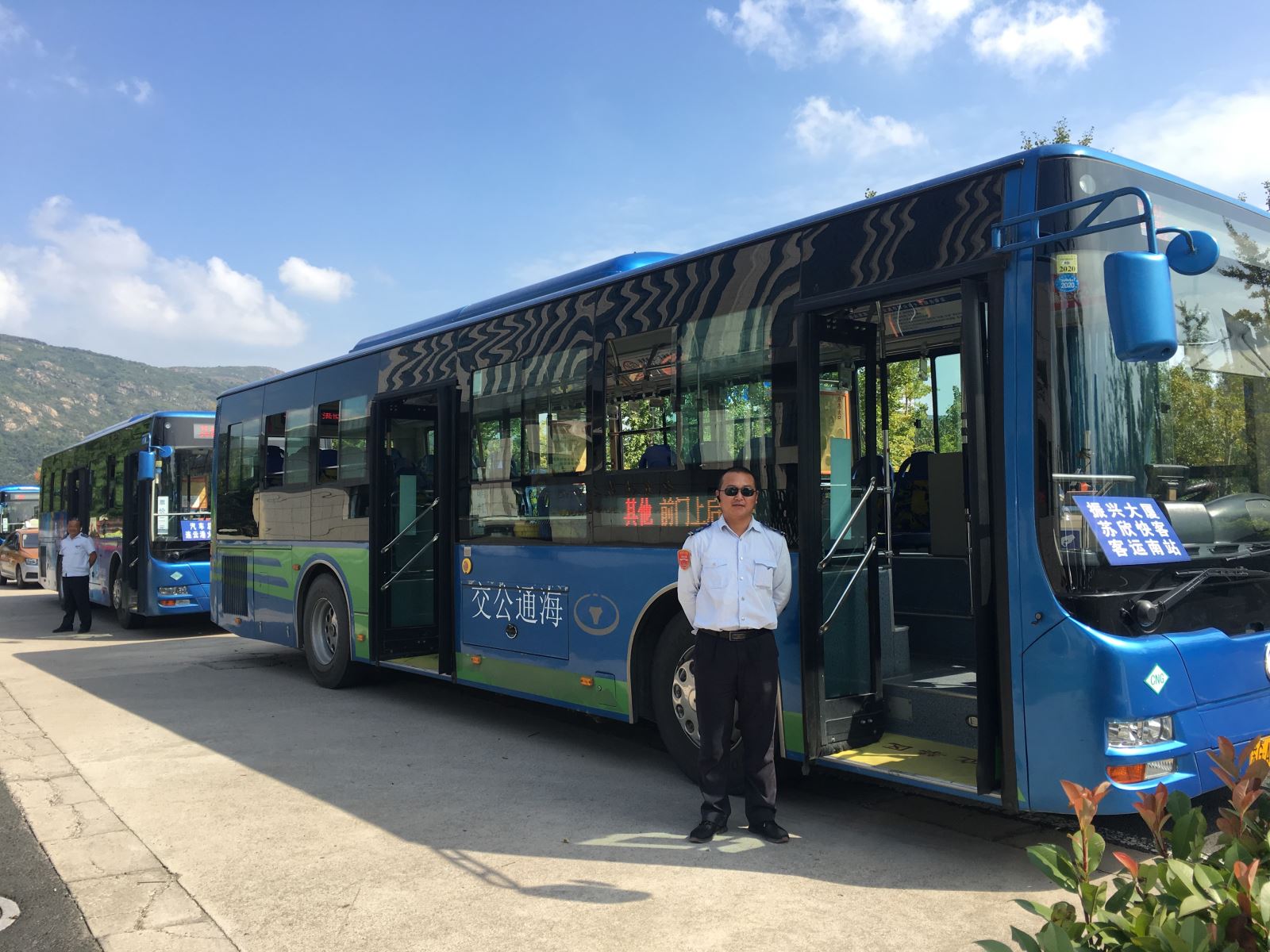 公交集團公交事業一部“定制公交”助力疏導學生流