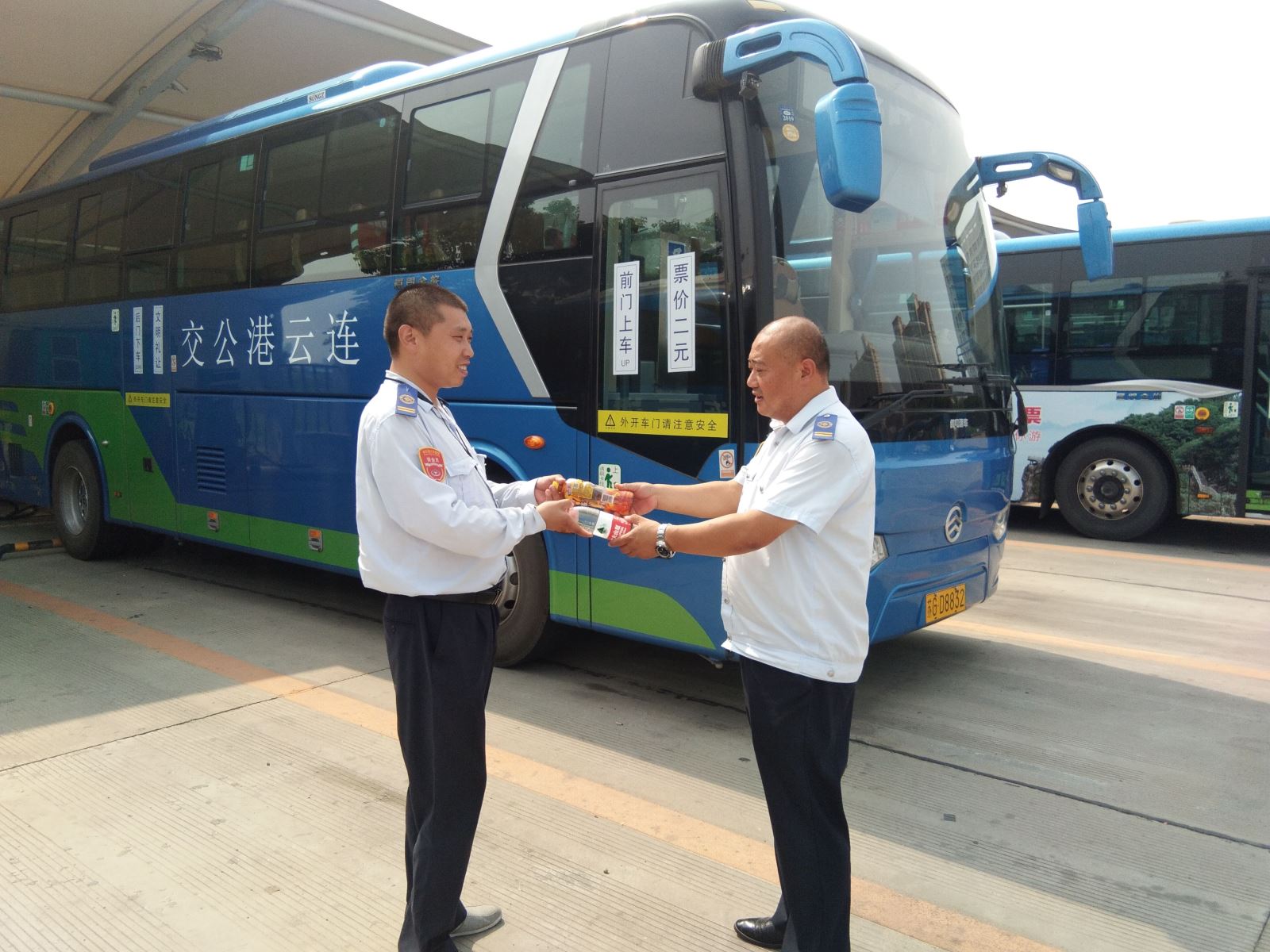 夏日送清涼 關(guān)懷暖人心