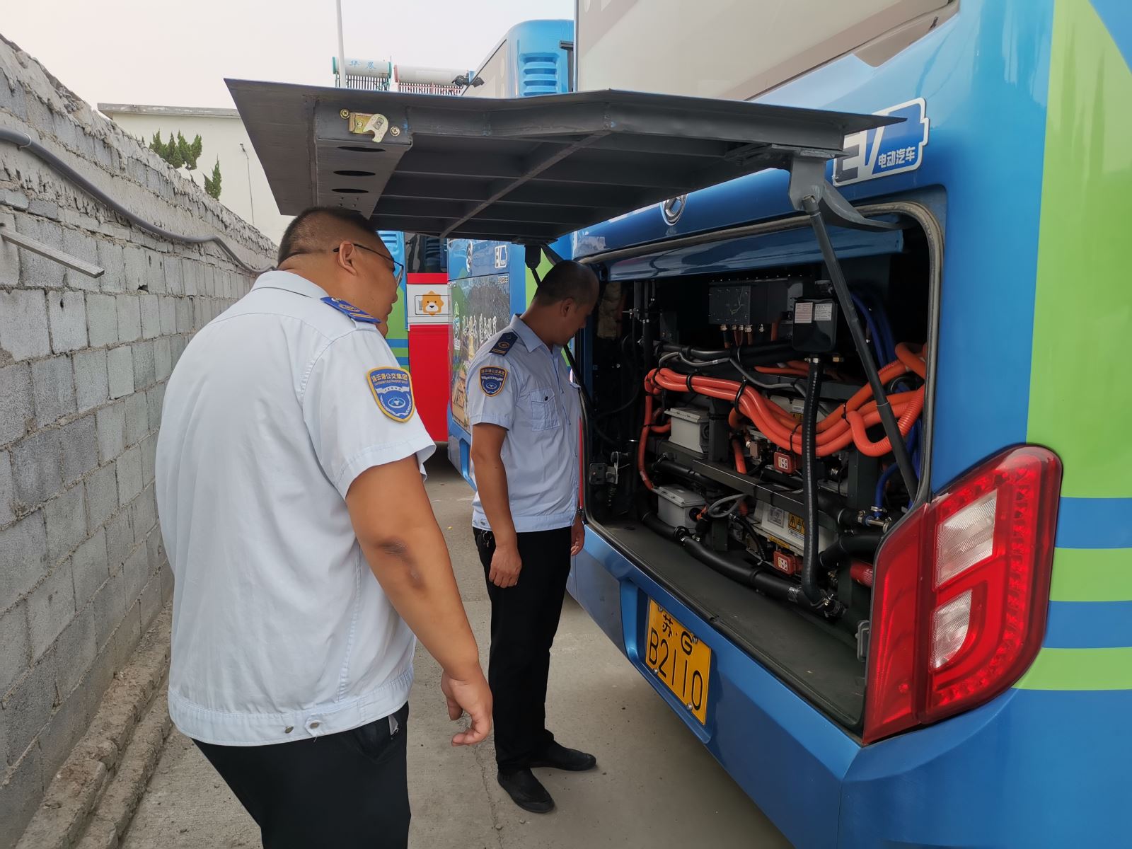 公交集團公交事業一部開展高溫車輛聯合檢查鞏固市民安全出行“防護墻”