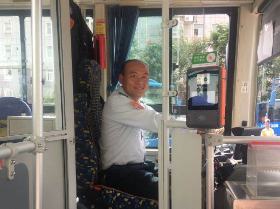 公交集團公交事業一部5路駕駛員胡昌昌拾金不昧受贊揚