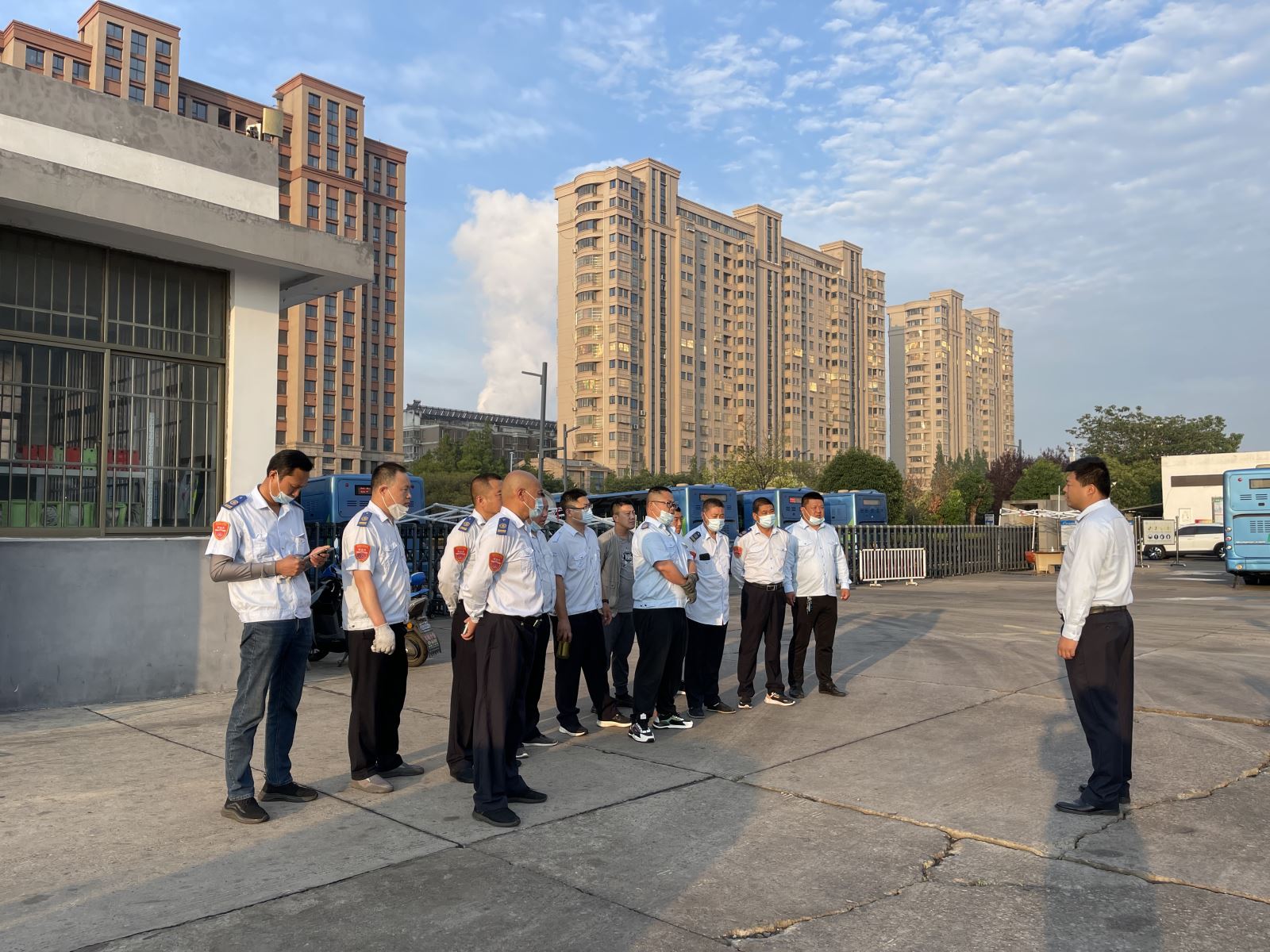 公交集團快速公交事業部圓滿完成中考定制班車任務