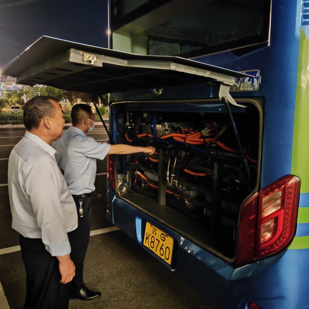 公交集團公交事業(yè)二部開展駐站車輛夜間安全檢查