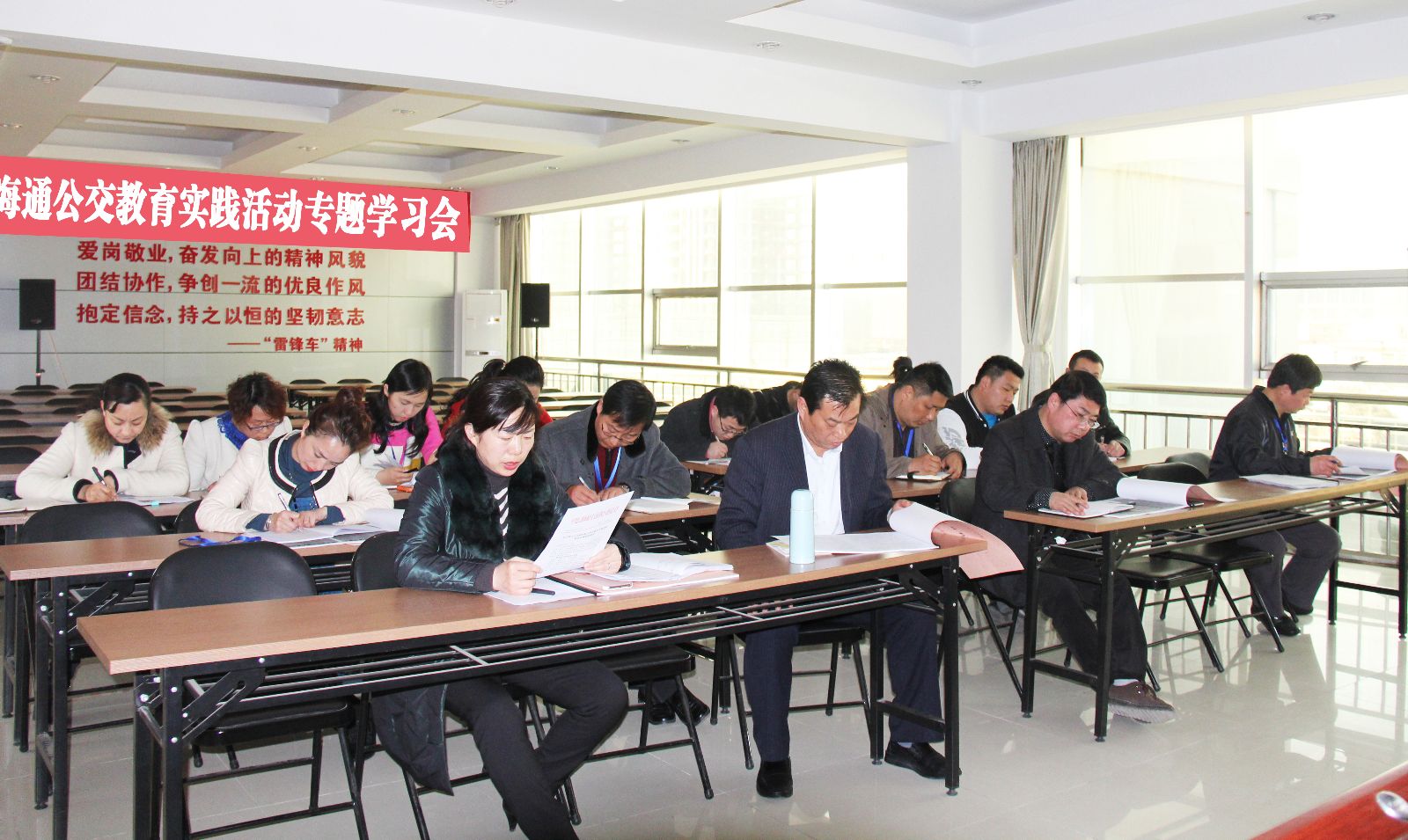 海通公交召開教育實(shí)踐活動(dòng)專題學(xué)習(xí)會(huì)