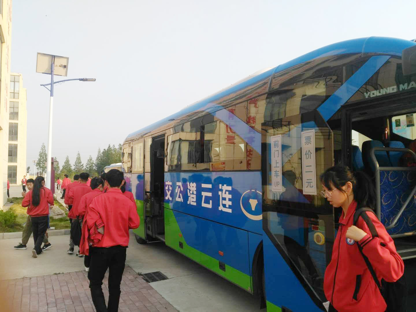 公交集團圓滿完成云臺中學中考送考保障工作