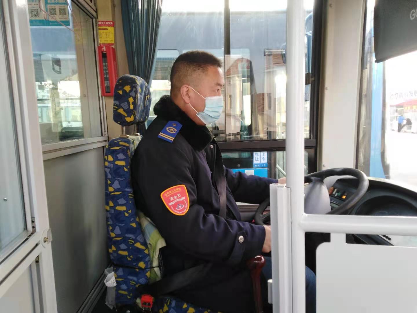 公交集團(tuán)公交事業(yè)一部119路駕駛員萬發(fā)文拾金不昧受表揚(yáng)