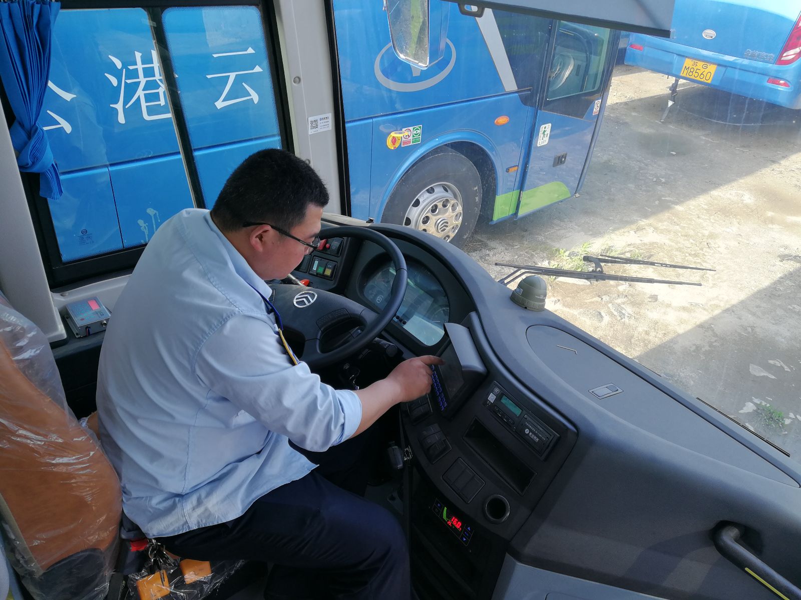 公交集團(tuán)佳連公司開展安裝調(diào)試金旅車輛報(bào)站器工作