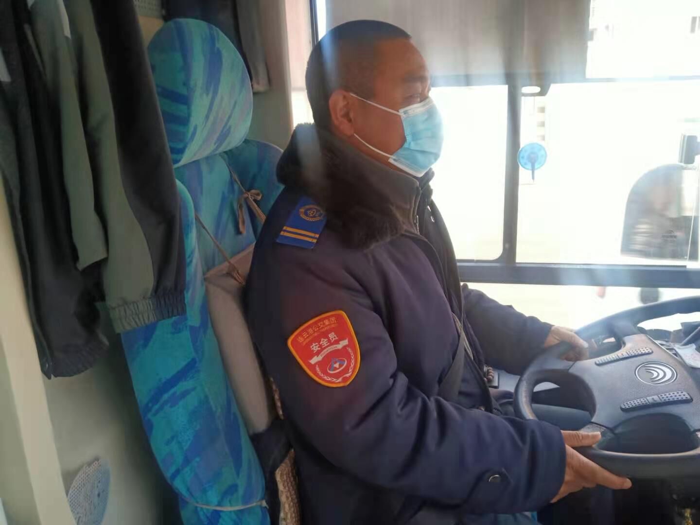 公交集團(tuán)公交事業(yè)一部7路駕駛員李衛(wèi)民 拾金不昧受表揚(yáng)